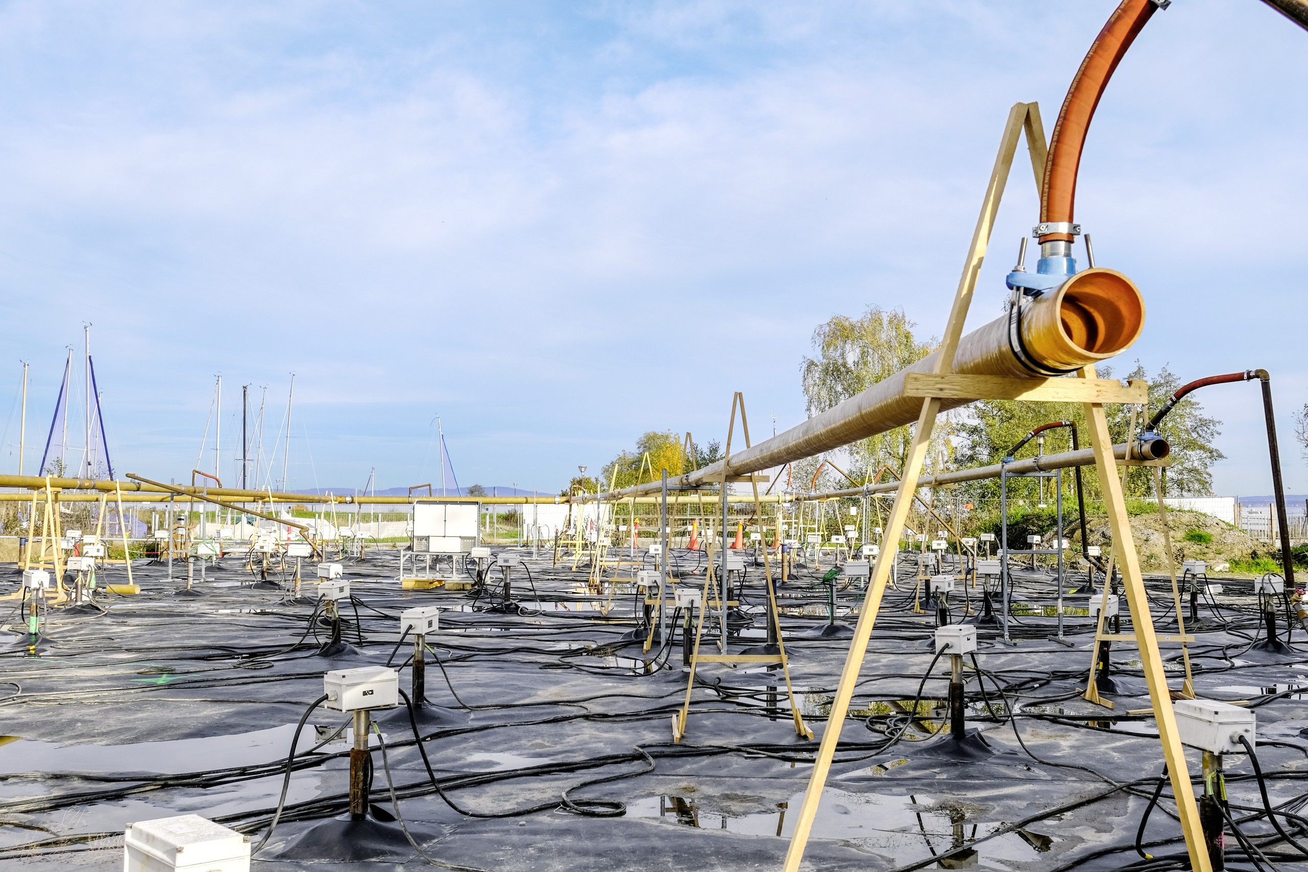 Röhren in der Luft und Elektrosonden fast 20 Meter tief im Boden: So wird das Raduner-Areal von seinen Altlasten befreit.