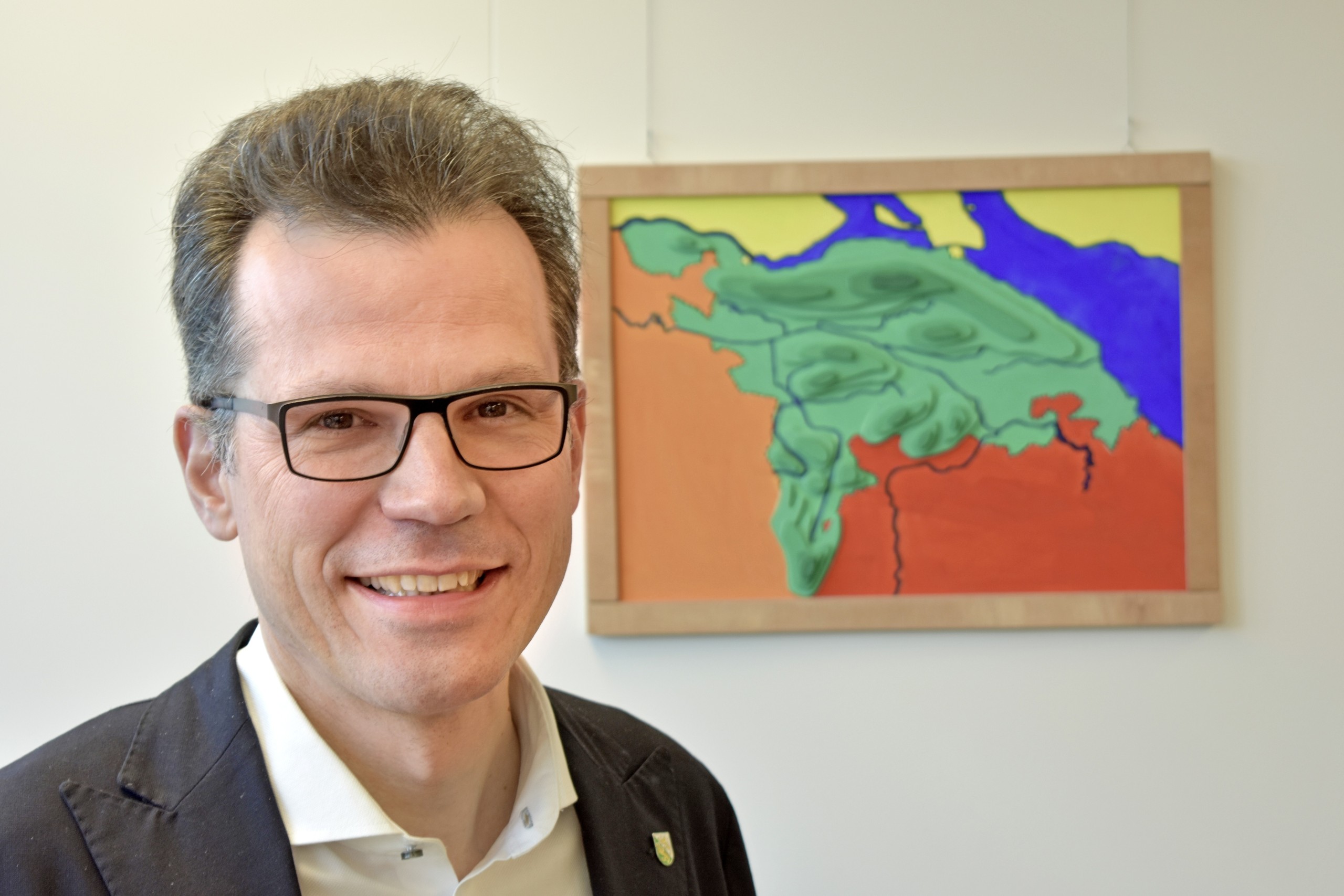 Dominik Diezi vor einem Thurgau-Relief seines elfjährigen Sohnes Simeon.