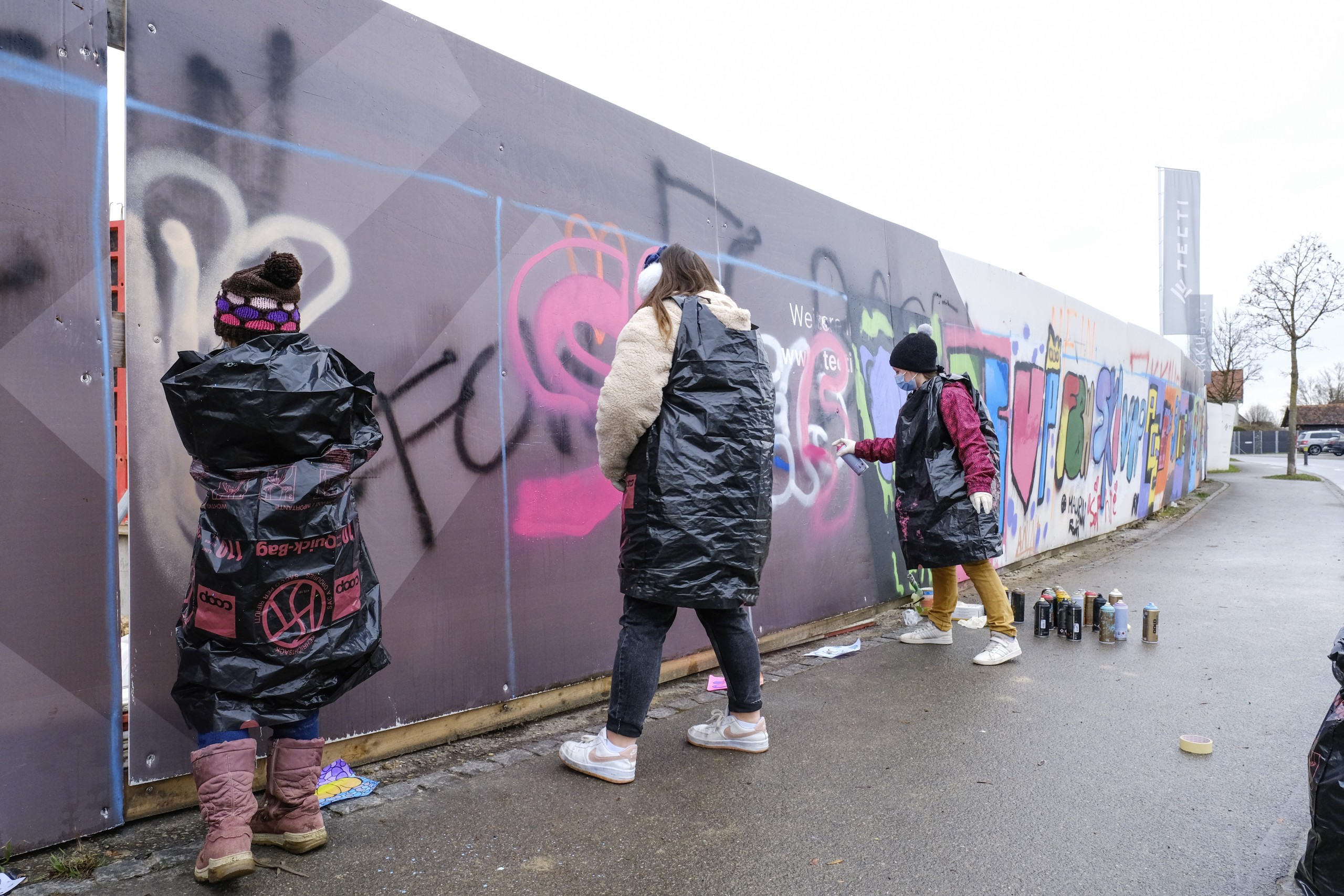 Anhand ihrer selbst angefertigten Skizzen bringen die Schülerinnen und Schüler ihre Kreationen auf die Stellwände.