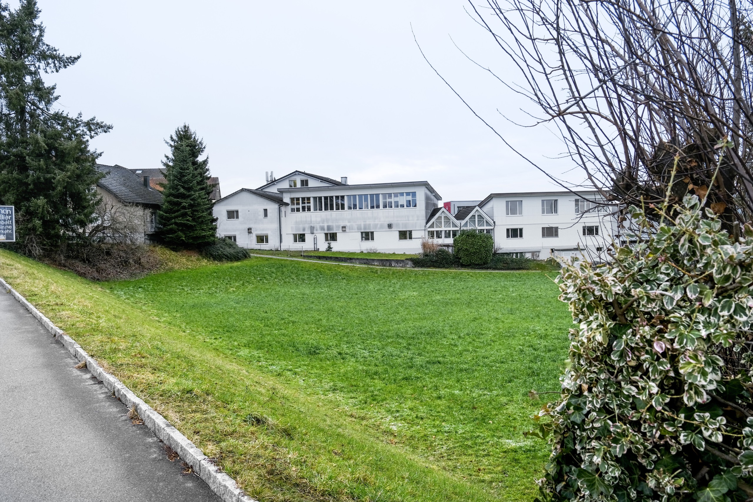 Die Senkung an der Dorfstrasse soll auf die Höhe der angrenzenden Parzellen aufgeschüttet werden.