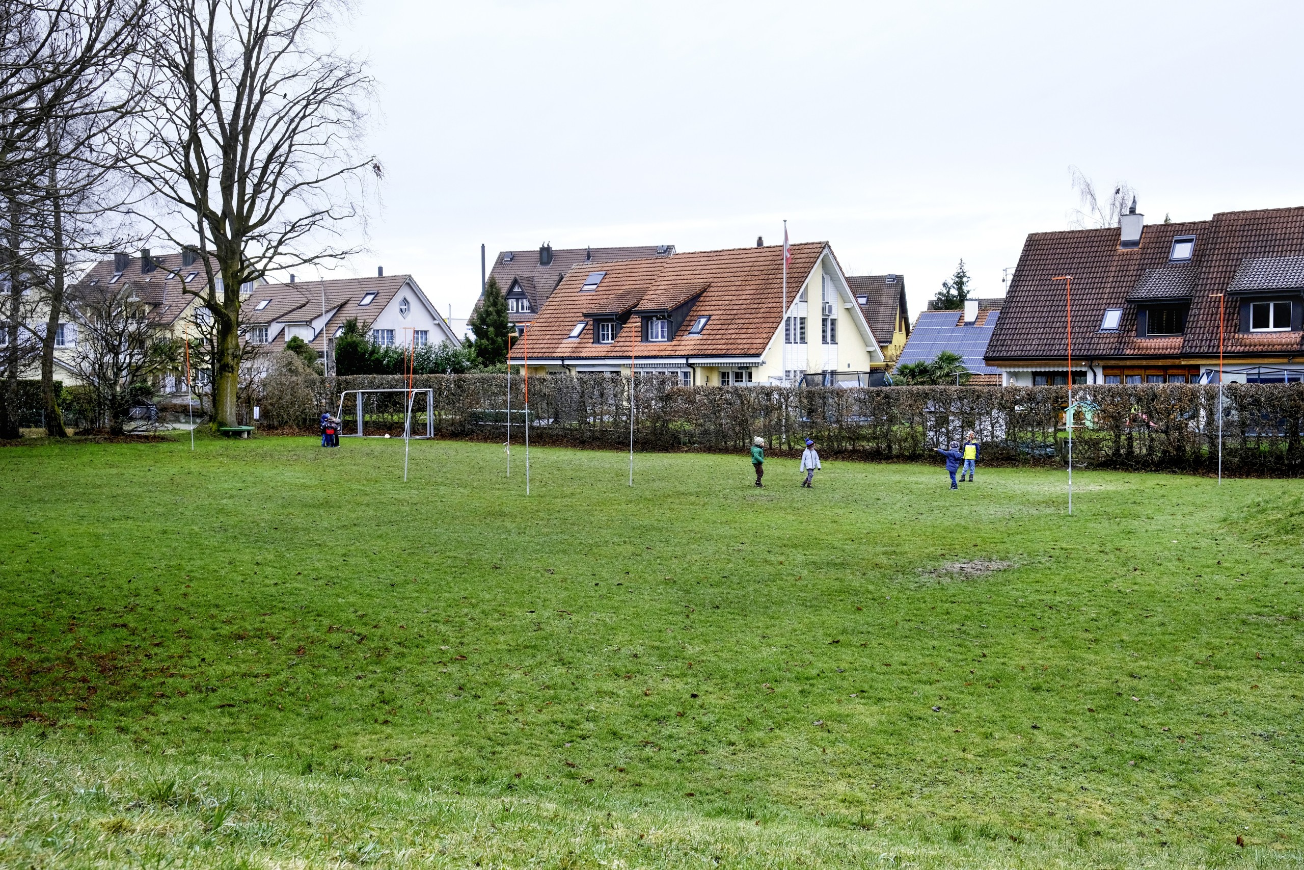 Der erste Schritt, um dem Platzmangel entgegenzuwirken, ist das entstehende Provisorium auf der Wiese hinter dem Schulhaus Stachen.