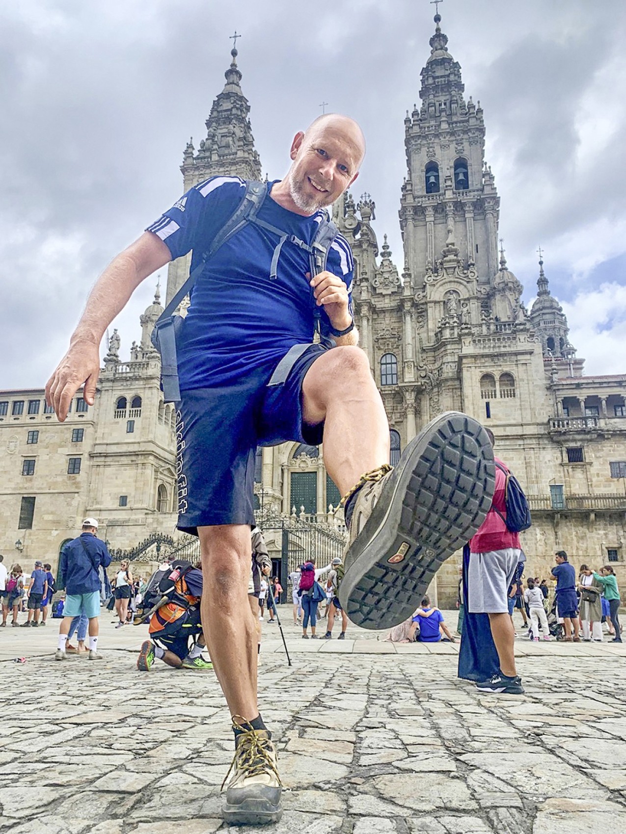 Ueli Daepp nach seiner Ankunft vor der Kathedrale von Santiago de Compostela, die er nach 105 Tagen Fussmarsch erreichte.