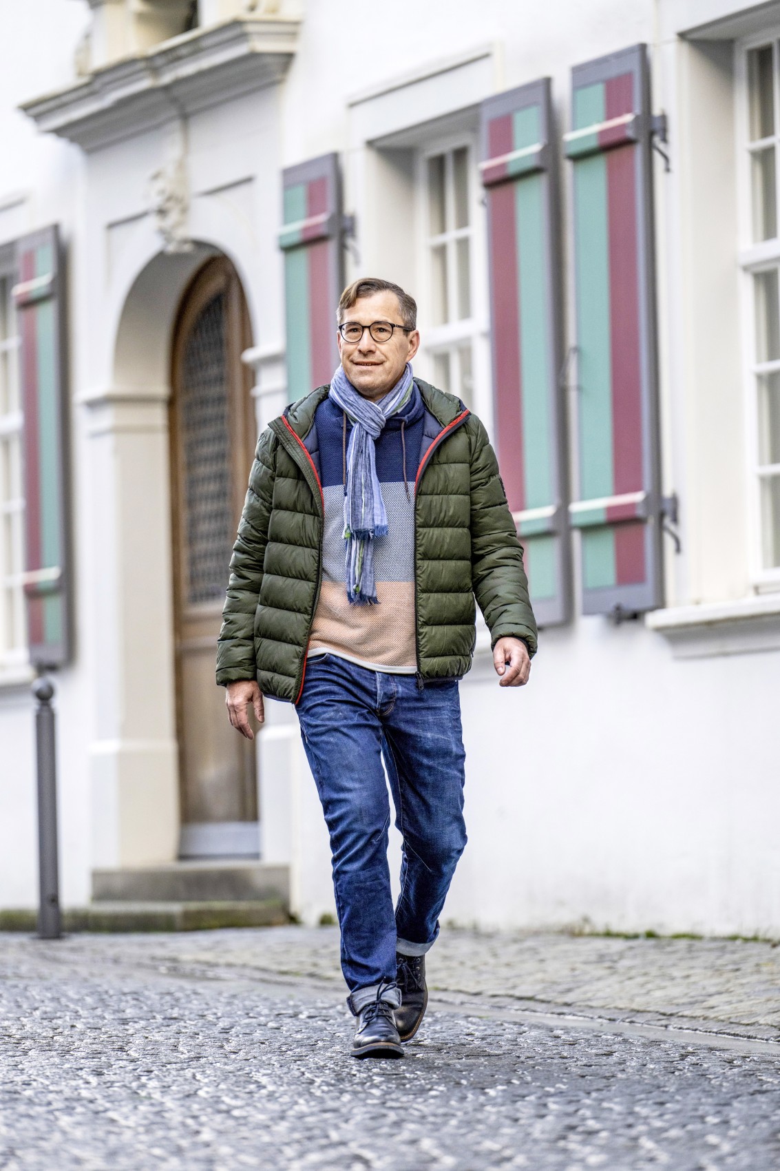 René Walther geht durch die Arboner Altstadt.