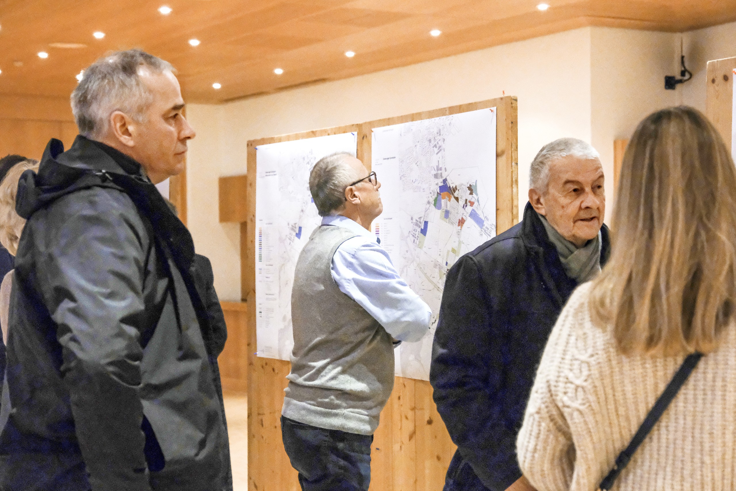 An der Informationsveranstaltung hingen verschiedene Pläne aus, die voraussichtlich ab heute Freitag, 10. Februar, auch auf der Homepage der Gemeinde Steinach zu finden sind.