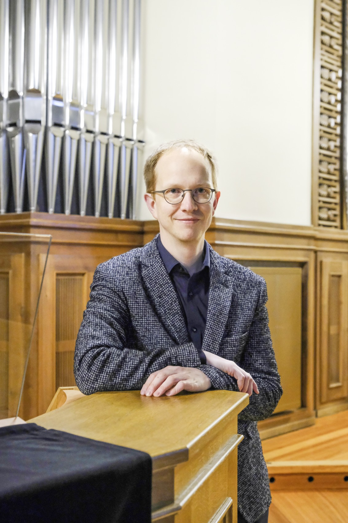Organist Simon Menges vor der Orgel in der evangelischen Kirche Arbon.