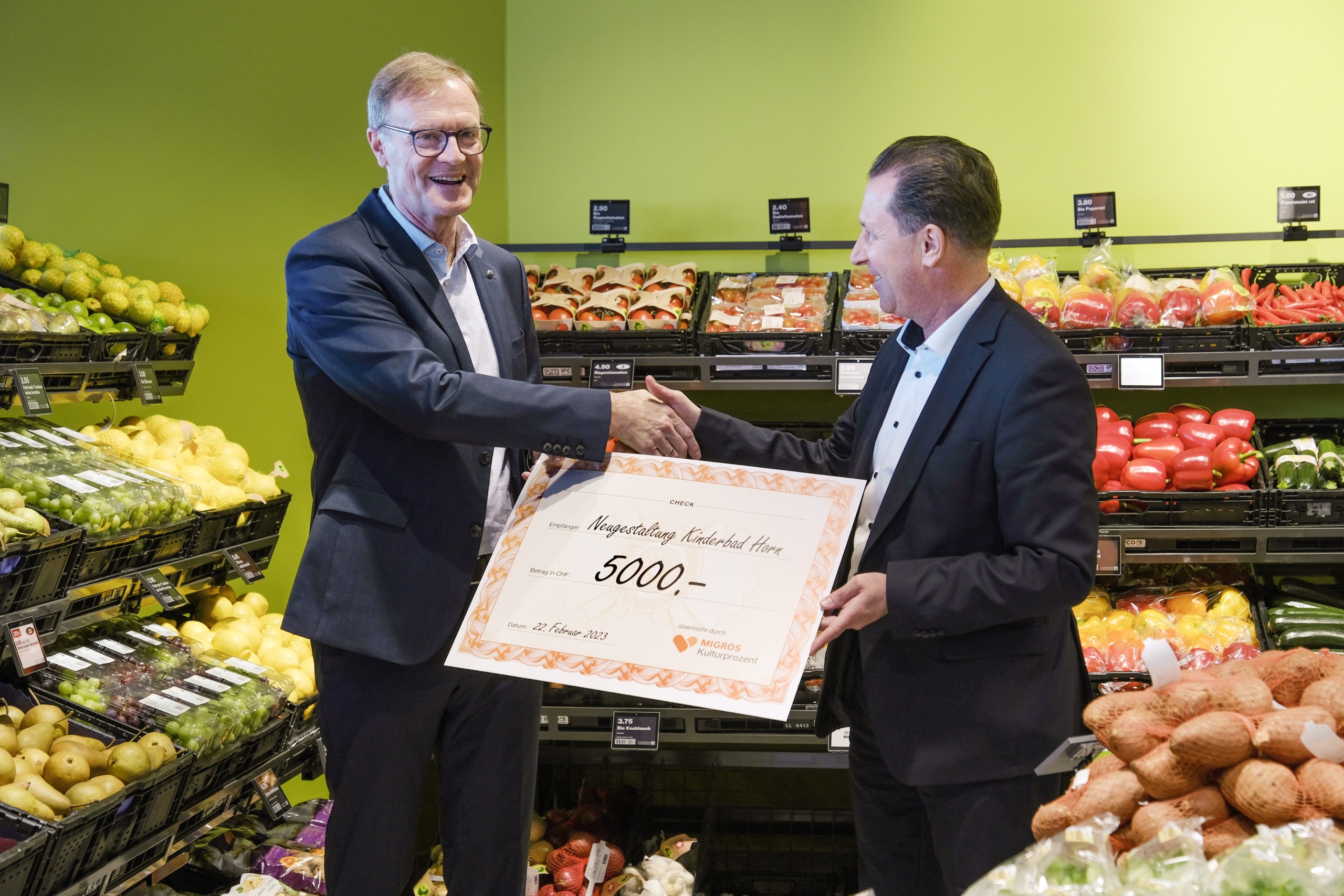 Als Dank für die Zusammenarbeit nimmt der Horner Gemeindepräsident Thomas Fehr einen Check von 5000 Franken entgegen, überreicht von Lukas Zumbühler, Leiter einer Verkaufsgruppe, zu der auch die Migros Horn gehört. Das Geld soll ins neue Kinderbädli der Badi Horn investiert werden.