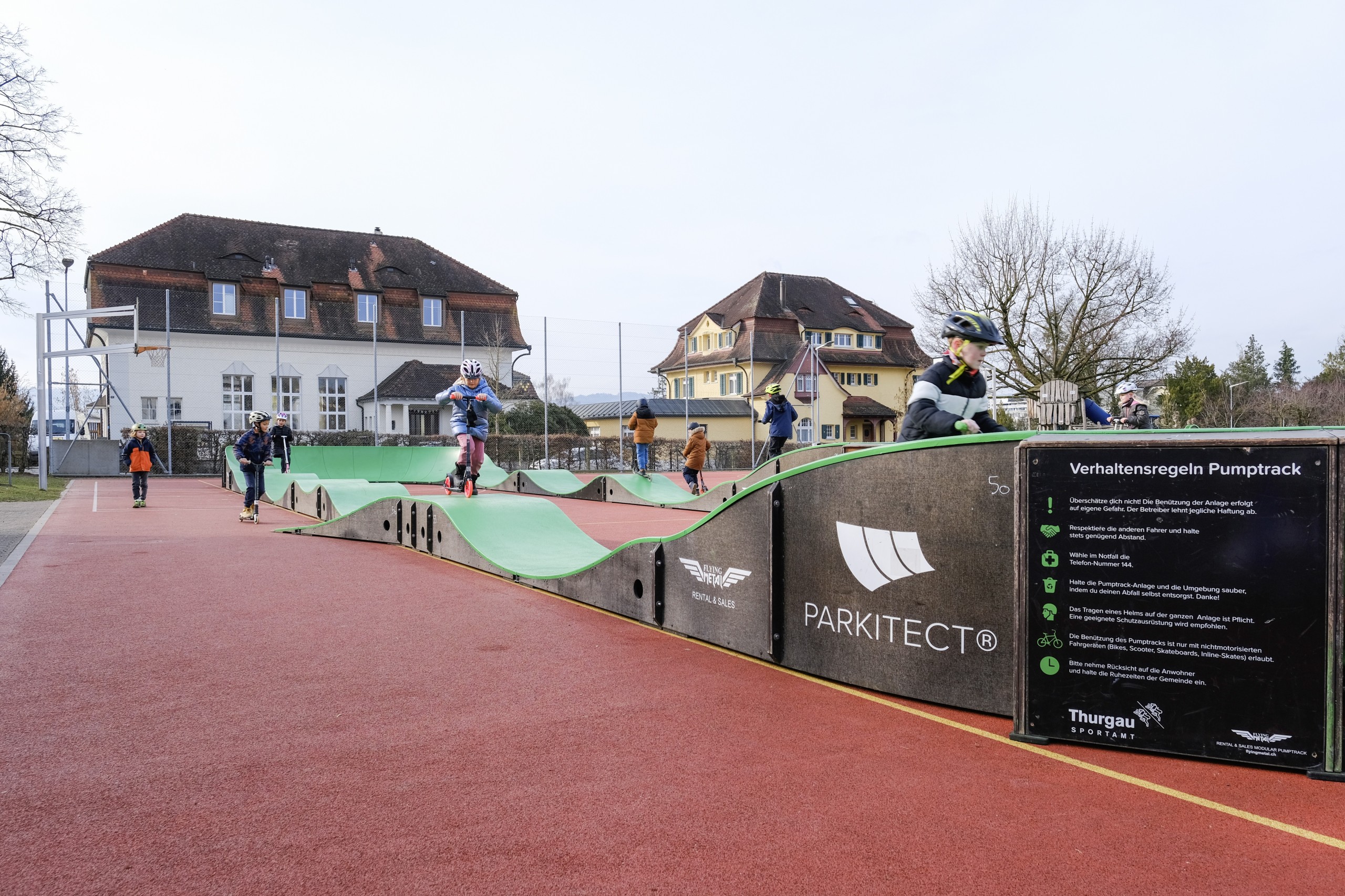 Der Pumptrack mit einer Länge von 68 Metern kann sowohl von Kindern in ihrer Freizeit als auch von Schulklassen für den Sportunterricht im Freien genutzt werden.