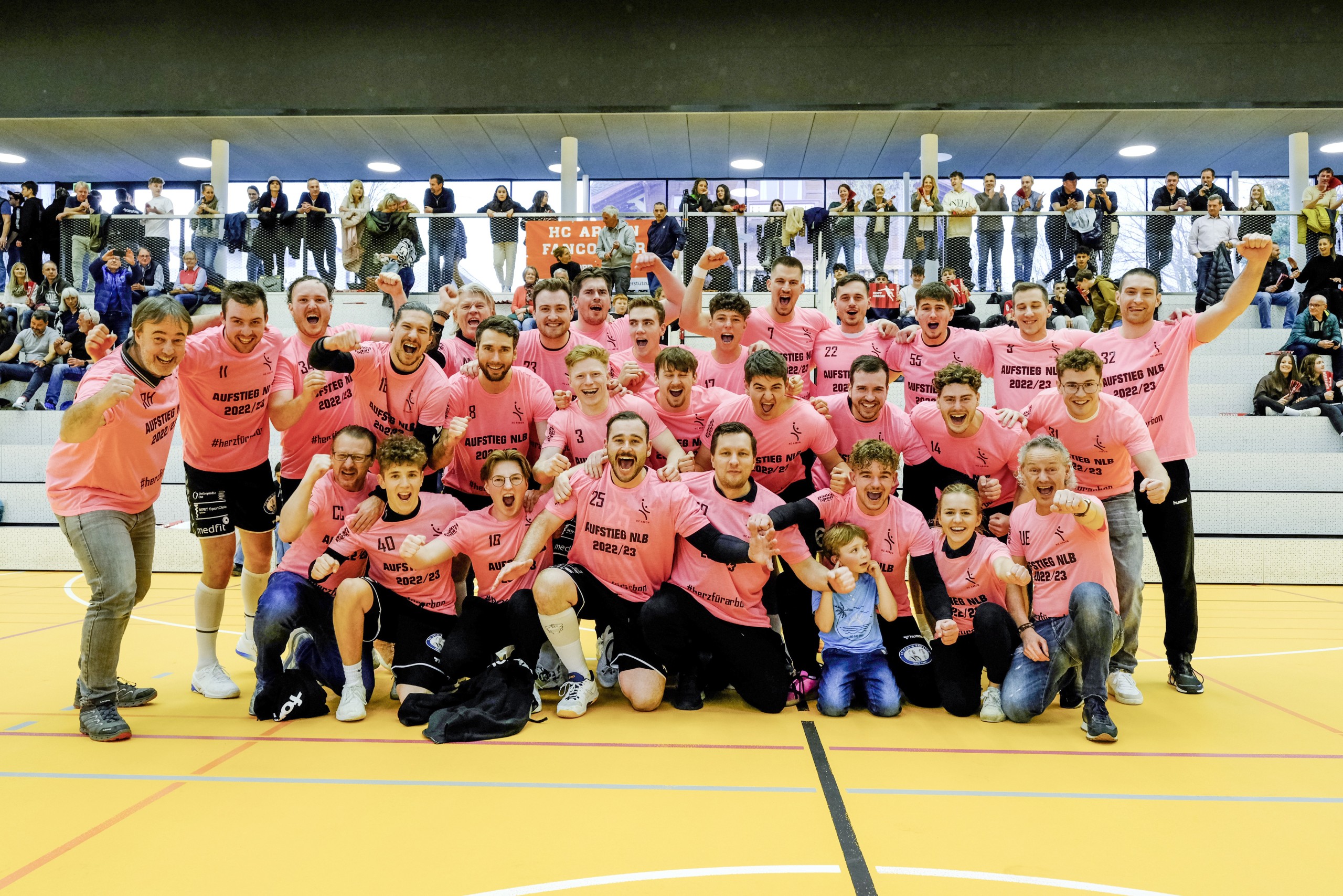 Freudentaumel in Pink: Die Herren 1 des HC Arbon feiern zusammen mit ihren Fans in der Sporthalle Arbon den Aufstieg in die Nationalliga B.