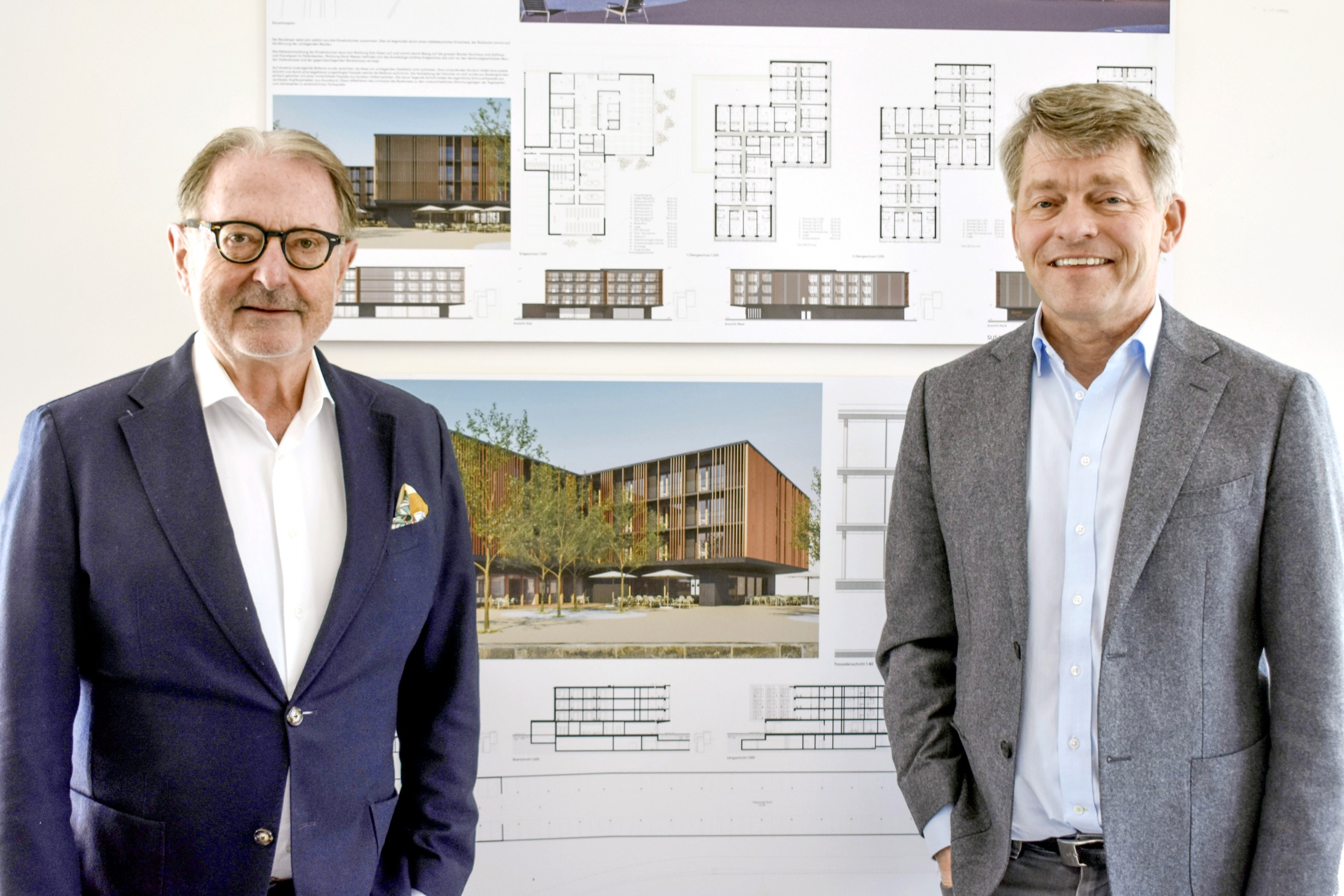 Hermann Hess (l.) und Benno Gmür vor den Hotelplänen für Romanshorn. Sie sind Teil der Innovationsstrategie, welche die SBS in die Zukunft führen soll.
