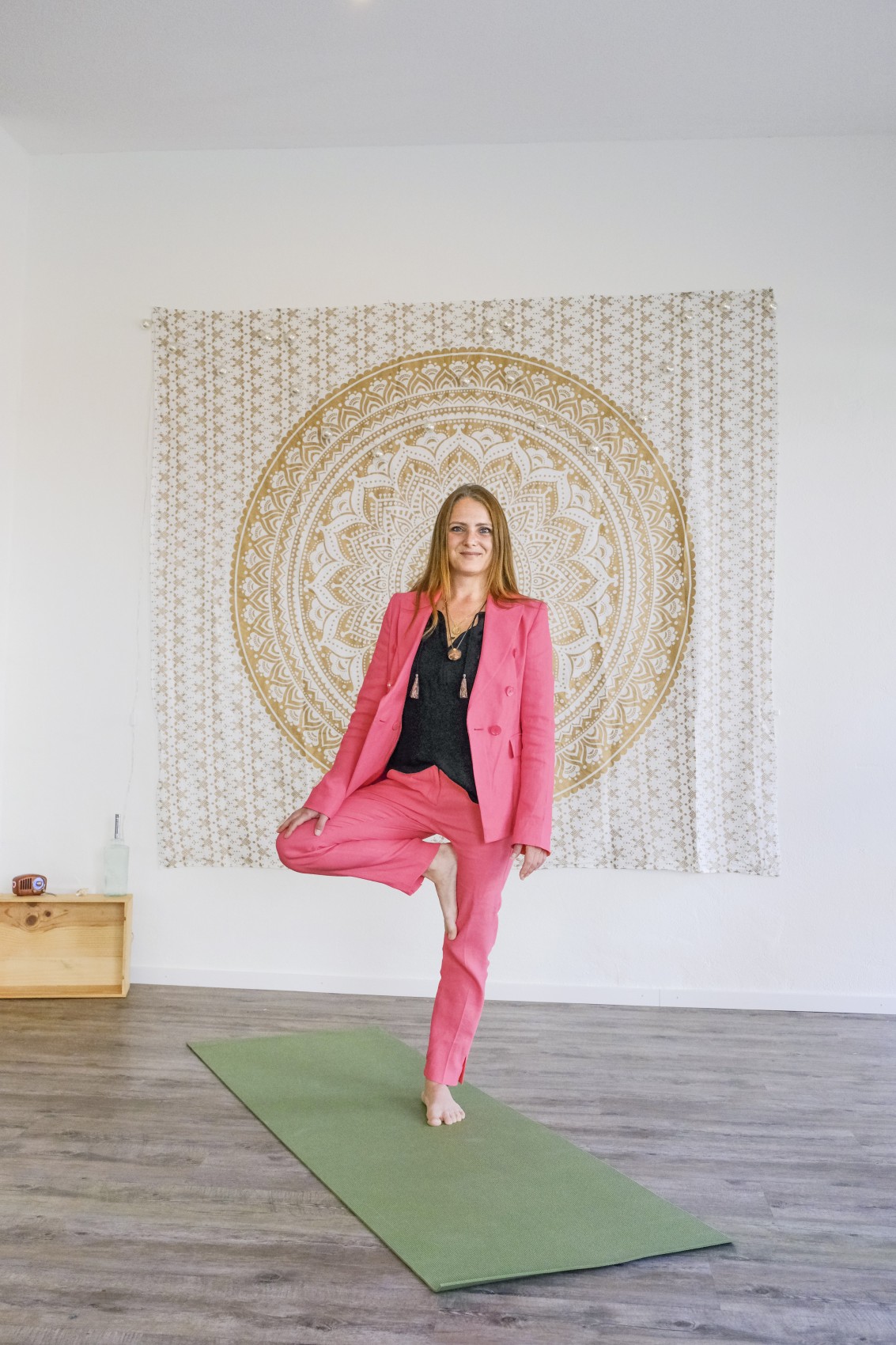 Jennifer Eder im Schaufenster ihres neuen Yoga-Studios «Omvida».