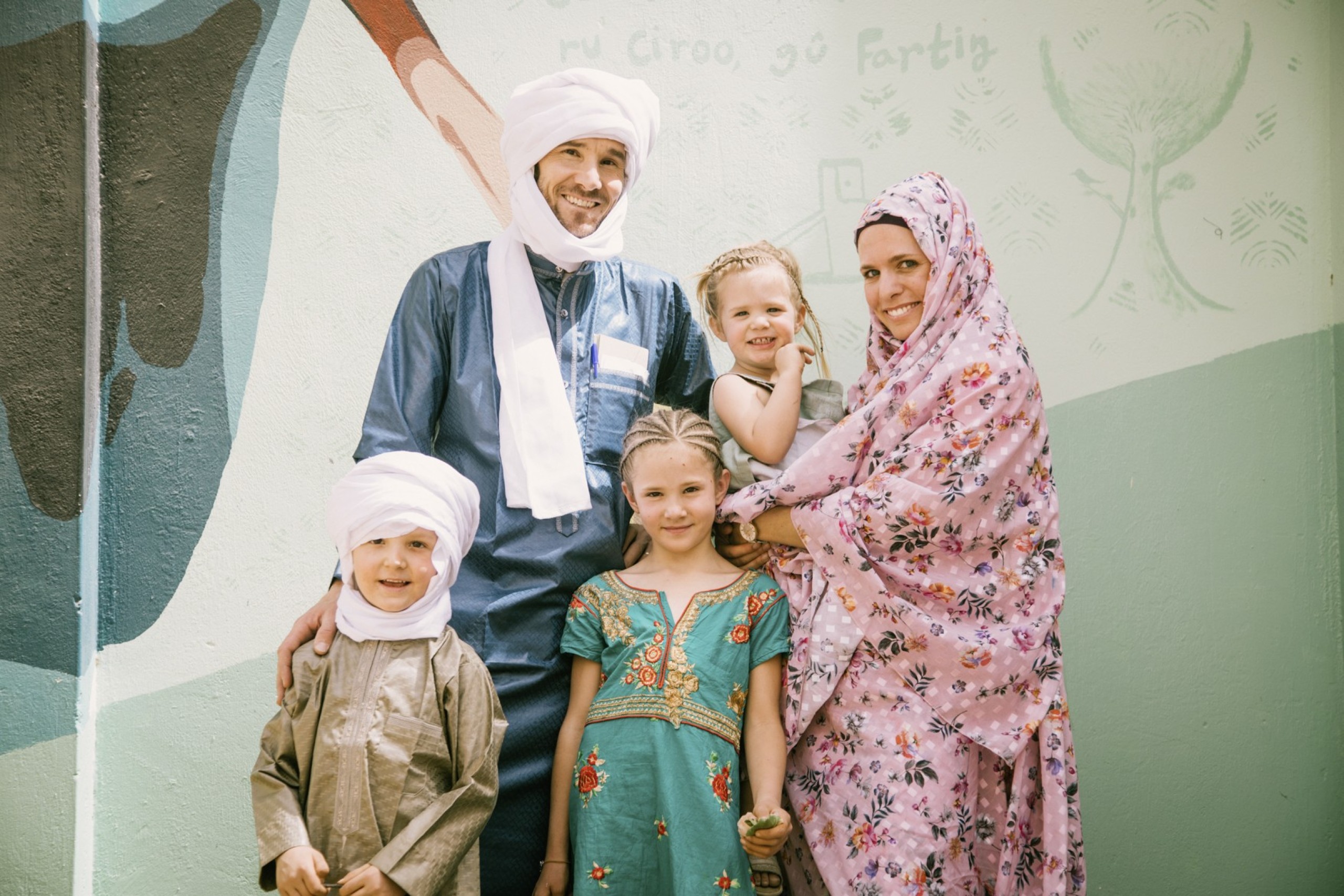 Simon und Anja Neuhaus mit ihren drei Kindern bei einem ihrer regelmässigen Touren in den Tschad.