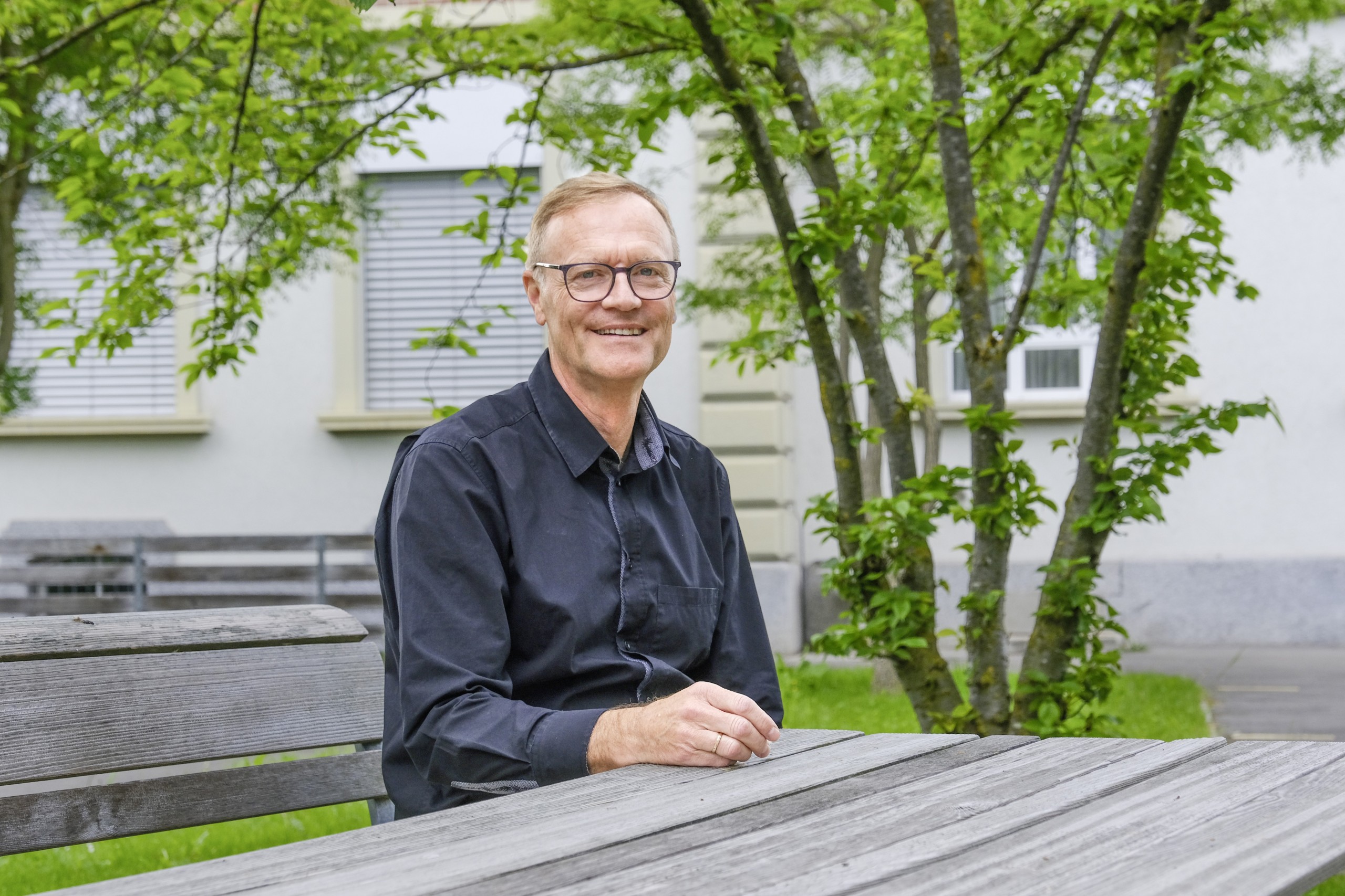 Thomas Fehr auf dem Dorfplatz hinter dem Horner Gemeindehaus.