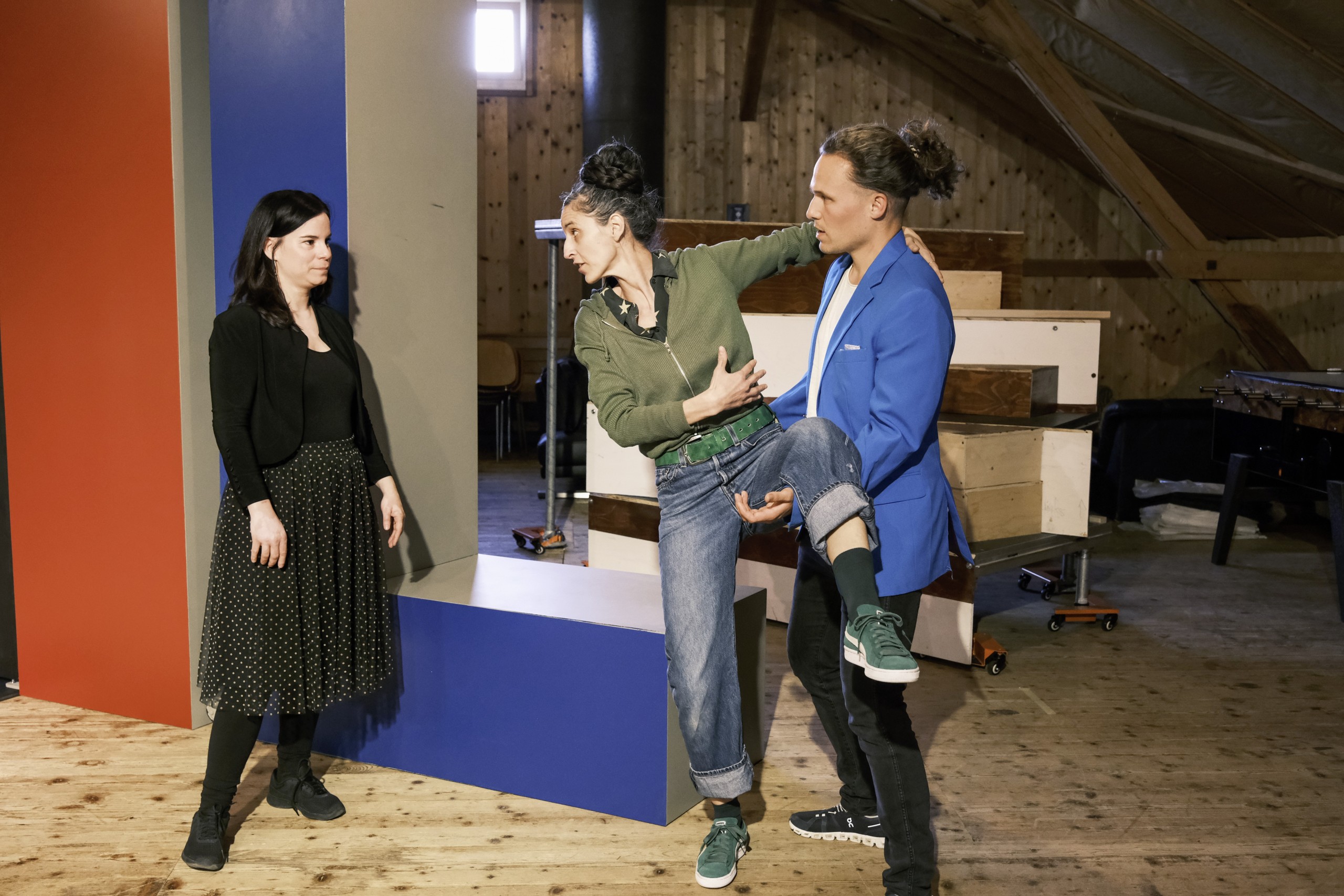 Felix Heller (r.) besingt als Freddy Eynsford-Hill seine grosse Liebe Eliza Doolittle, gespielt von Alexa Vogel.