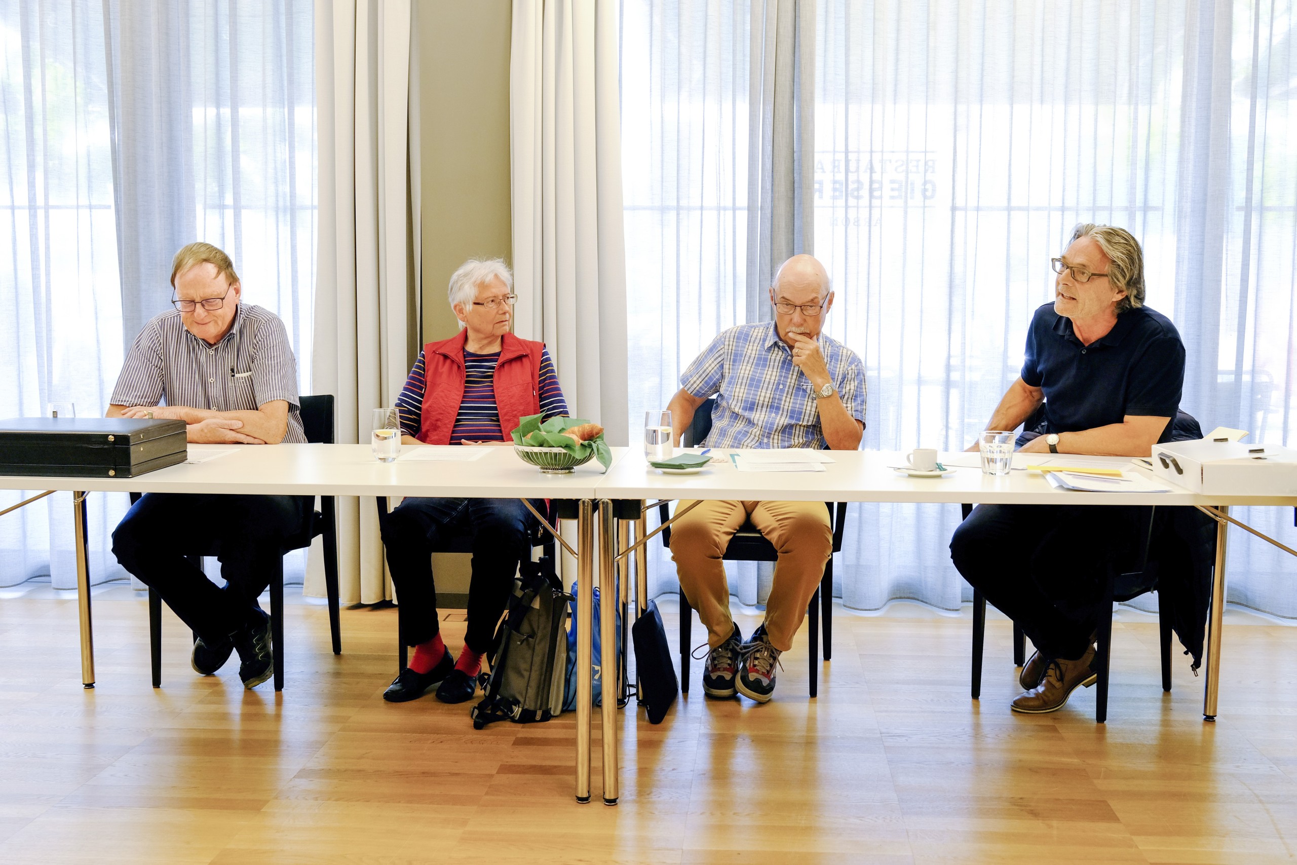 Mitglieder der IG Seeufer ohne Hochhäuser informierten am Dienstag noch einmal über ihre Standpunkte in der Causa Riva (v.l.): Kurt Sonderegger, Erica Willi-Castelberg, Mediensprecher IG SoH Andrea Vonlanthen und Präsident Jürg Niggli.