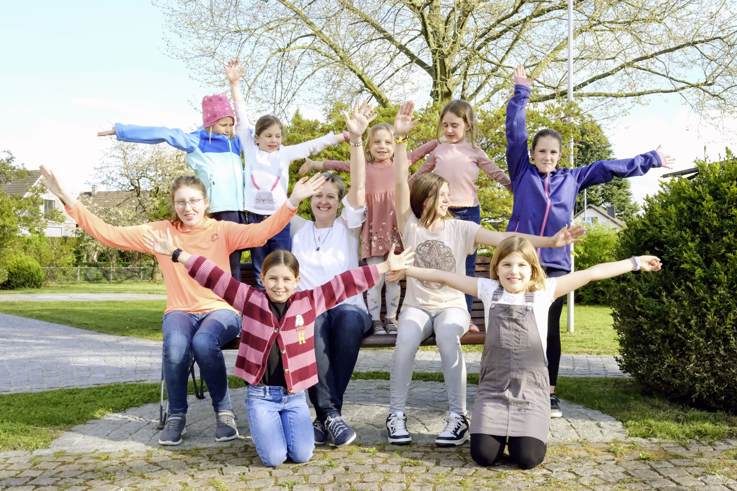 Chorleiterin Cornelia Rölli und die Mitglieder der «Regenbogenkids» hoffen auf noch ein paar singbegeisterte Kinder mehr.