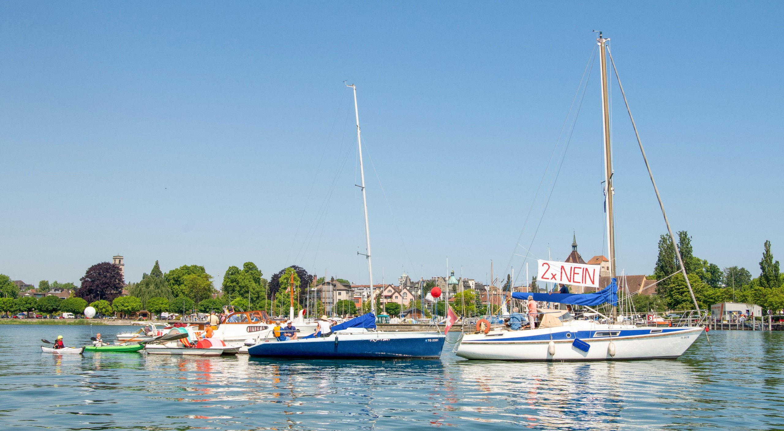 Während die Gruppe AntiTurmBöötler vergangenen Samstag auf dem See gegen das «Riva»-Projekt der HRS protestierte (Bild oben), weibelte ebendiese zusammen mit der IG Pro Riva und der «Next Generation» bei der «Veranda» für die Annahme des Gestaltungsplans Riva.