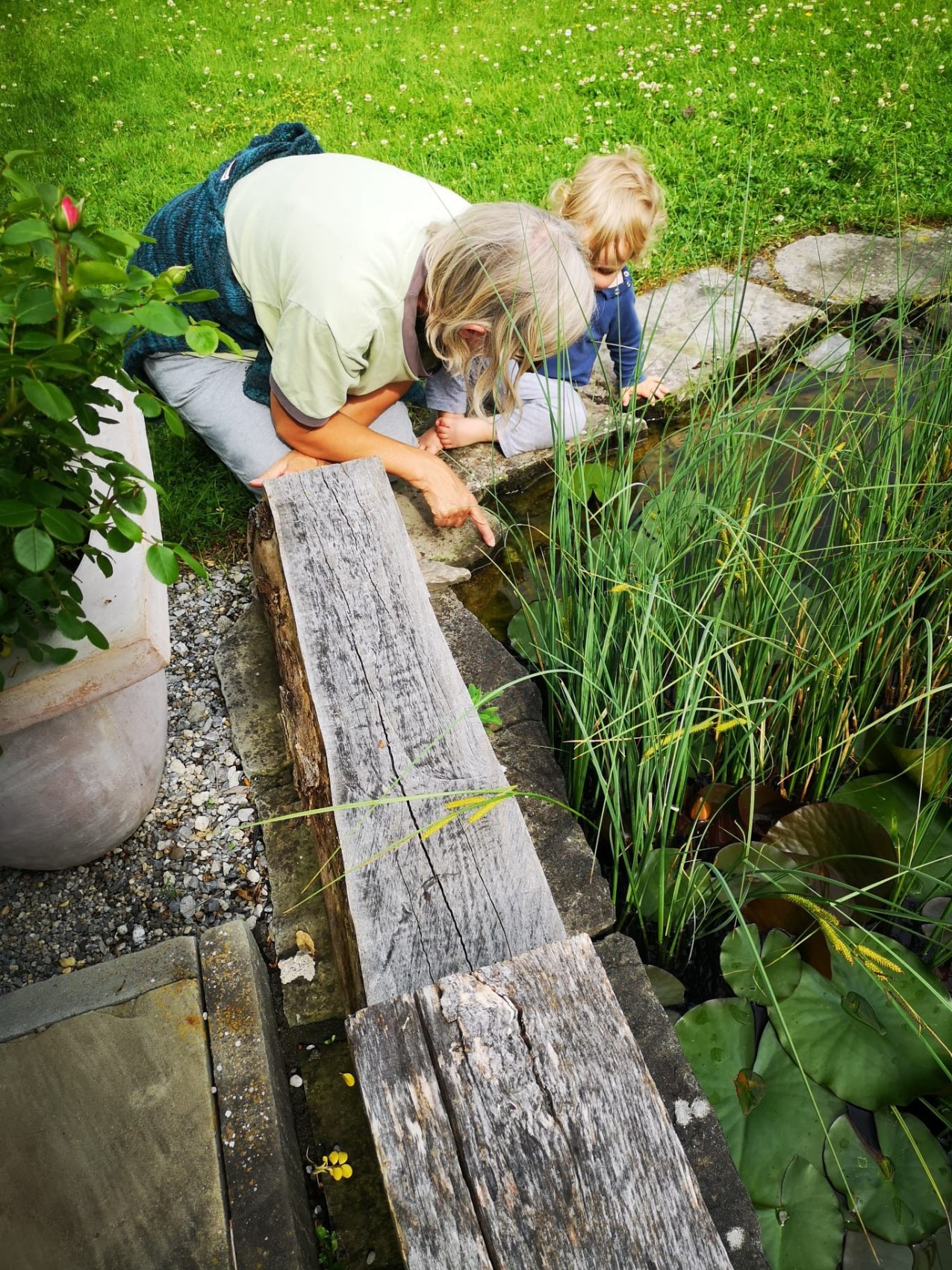 Was schwimmt denn da im Biotop des Nachbarn? Junge und ältere Forscher und Entdeckerinnen kommen am «Tag der offenen Gärten» voll und ganz auf ihre Kosten.