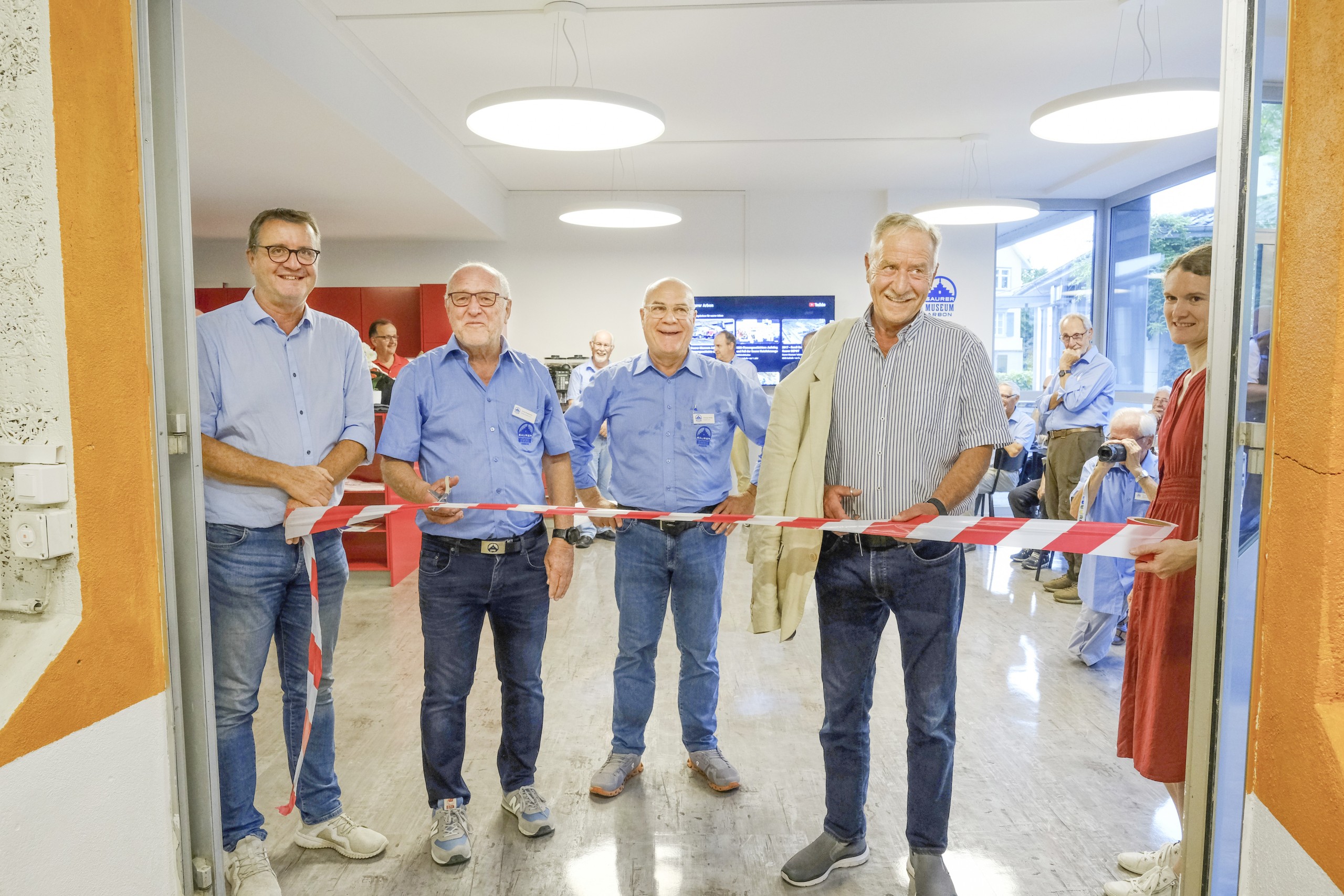 Konradin Fischer, Mitinhaber der ZIK Immo AG; Armin Kneubühler, Leiter Museum; Christoph Wolleb, Präsident Oldtimer Club Saurer; Roli Hugener, Architekt und Eliane Huber, Kuratorin (v.l.) weihen das neue Besucherzentrum ein.