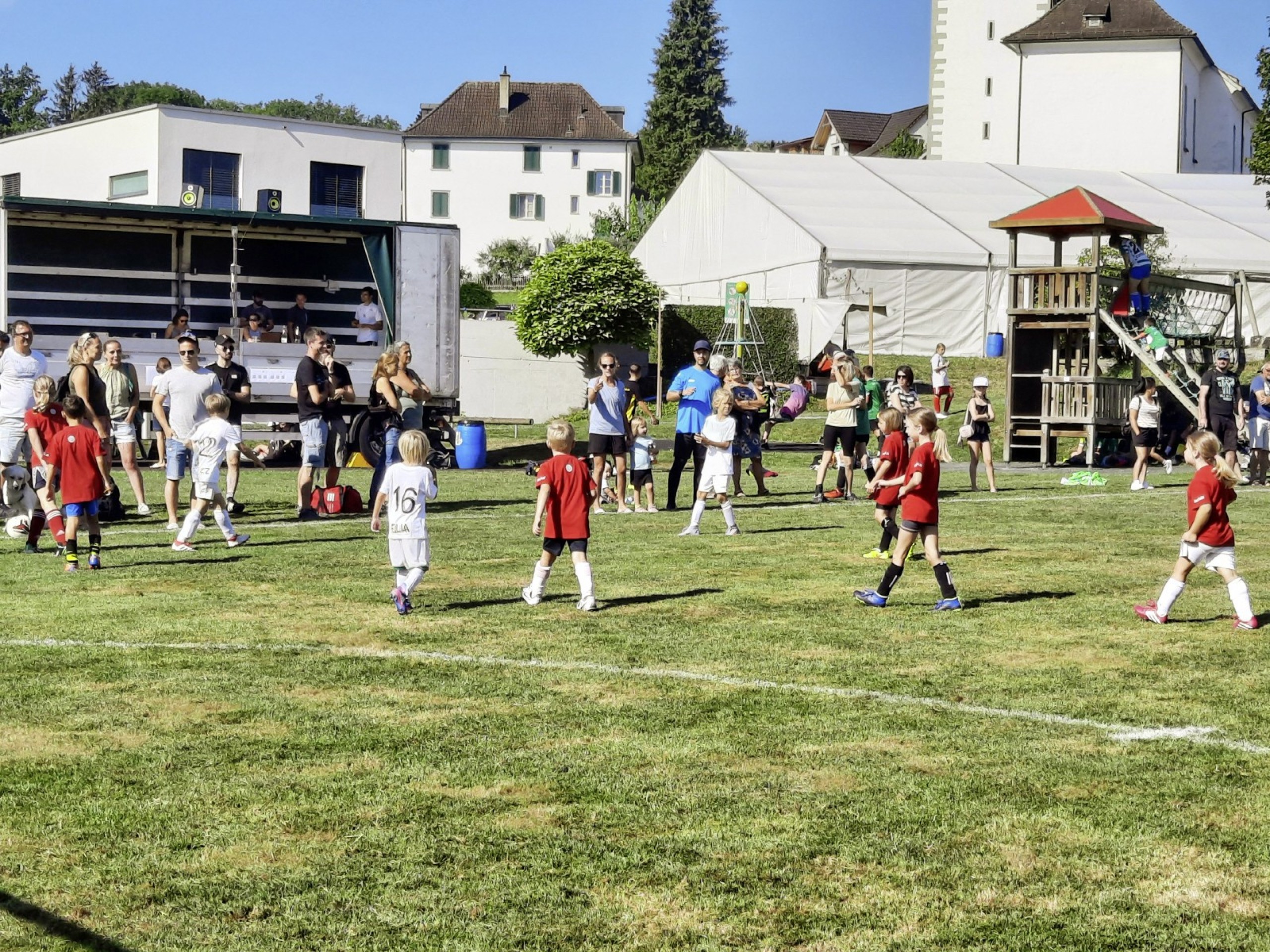 Gross und Klein kämpfen dieses Wochenende auf dem Grün des Berger Schulareals wieder um Ruhm und Ehre.