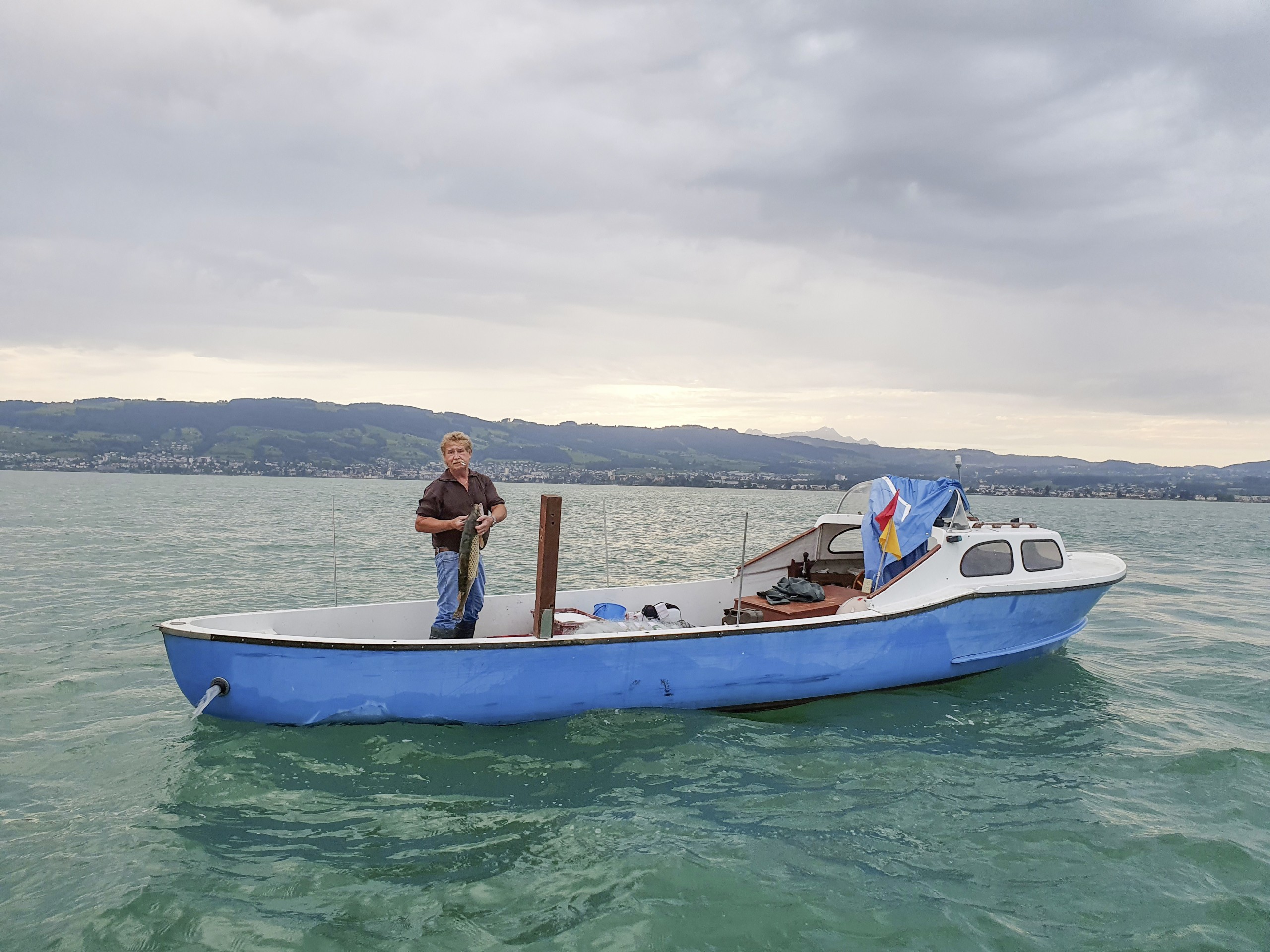 Der Arboner Berufsfischer Hans Schuhwerk auf Fischfang.