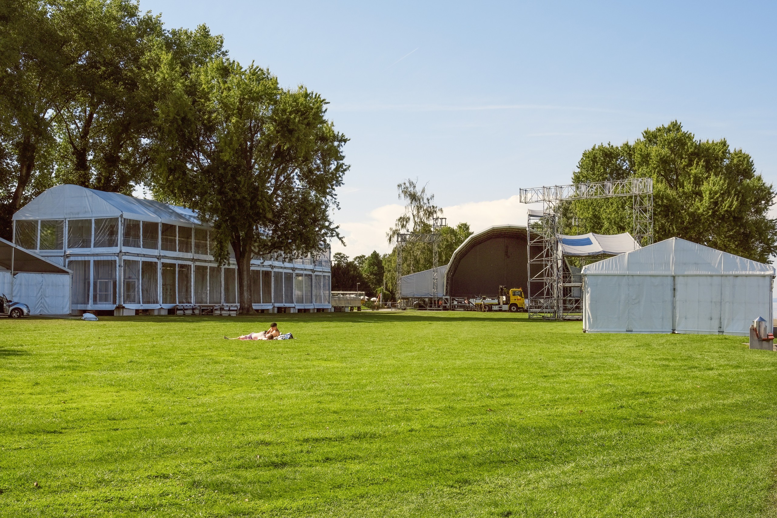 Der Mischturm steht neu parallel zum See. So ist der Blick auf die Bühne auch von weit hinten möglich.