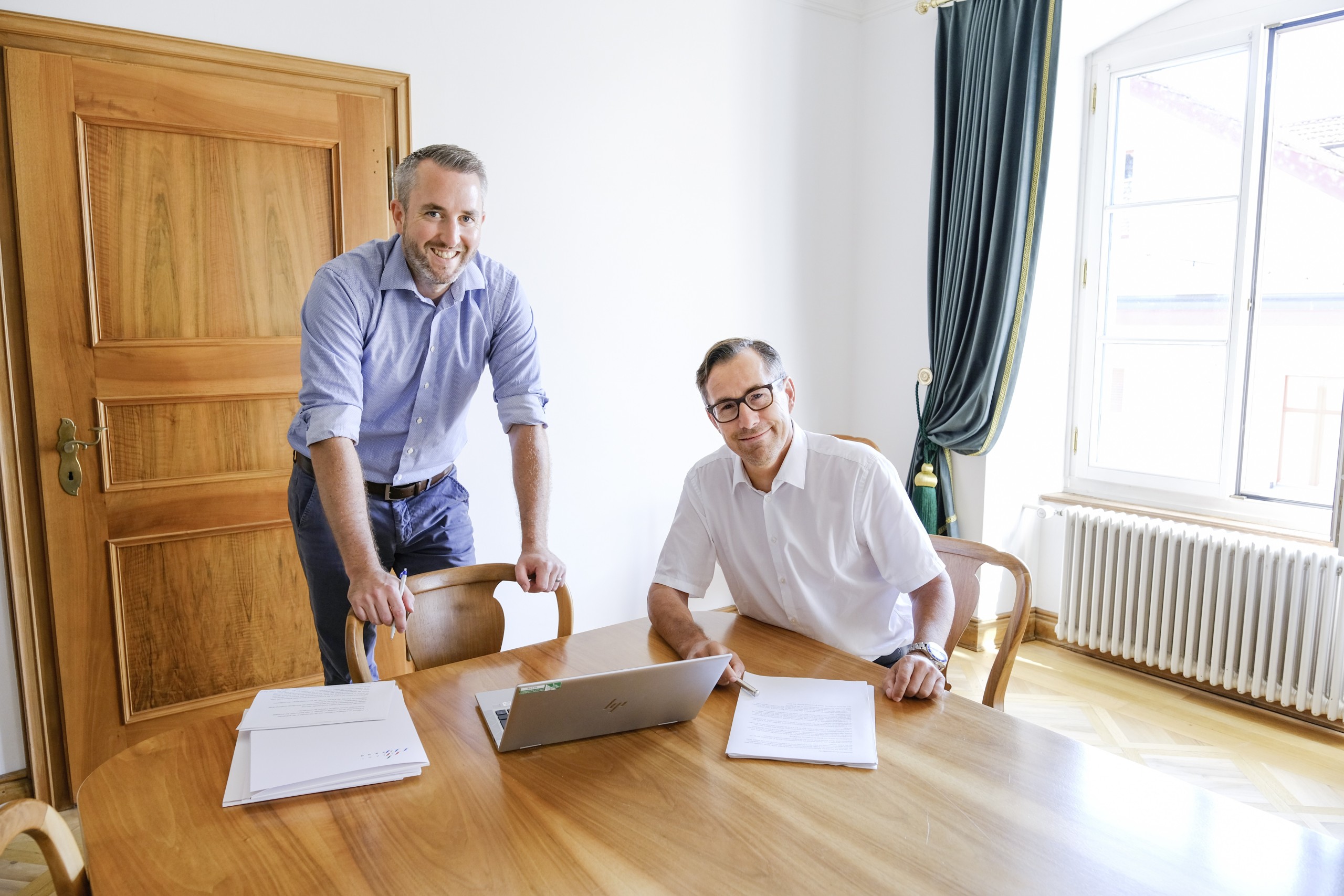 Finanzchef Pascal Büchler (l.) und Stadtpräsident René Walther zeigen sich vorsichtig optimistisch ob der finanziellen Entwicklung der Stadt Arbon. Zinsmarkt, Inflation und Teuerung stellen die Stadt aber vor Herausforderungen.