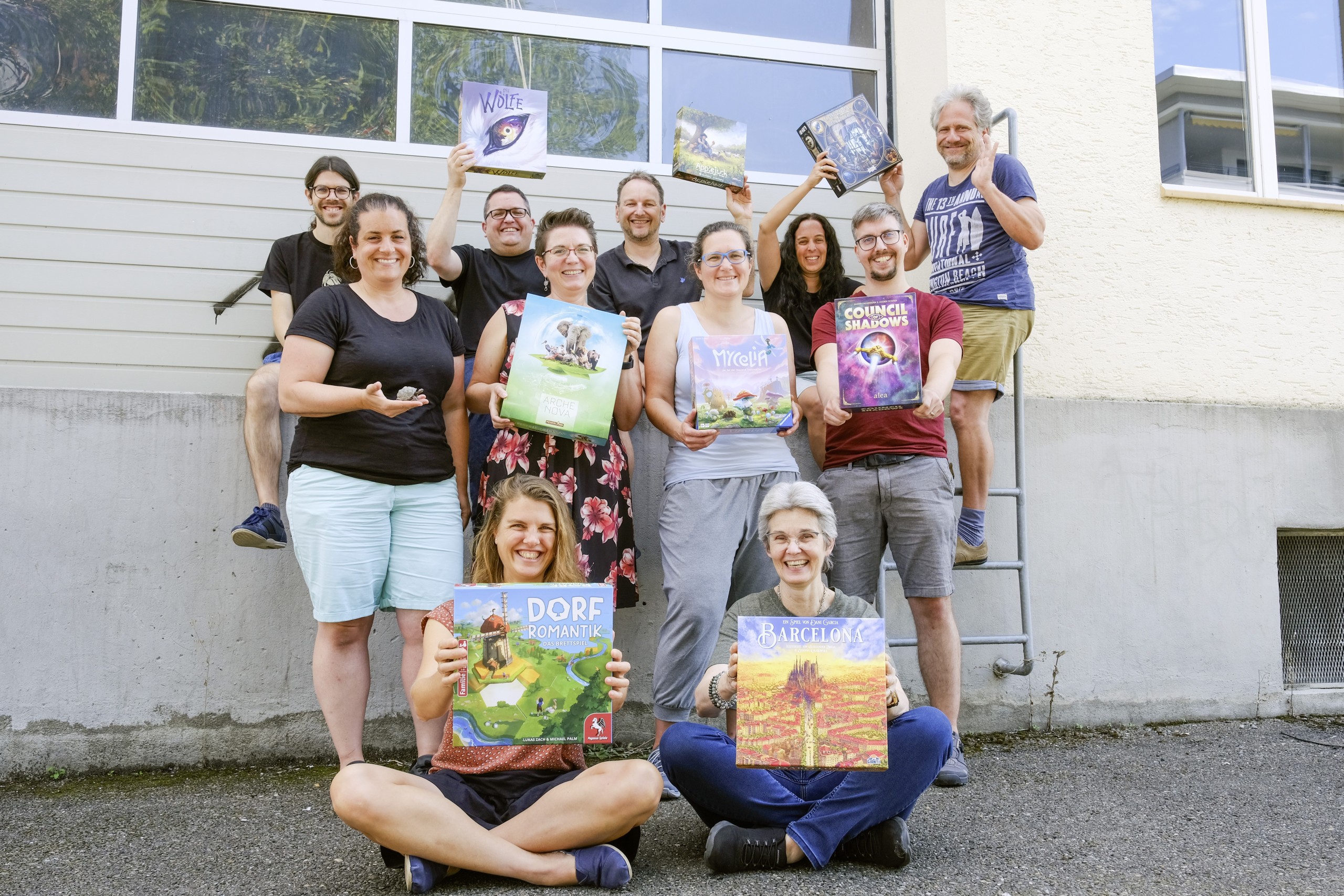 Die Spielegilde von Gründer Patrick Inauen (hintere Reihe 3.v.l.) lädt dieses Wochenende Kinder und Erwachsene zu den ersten «Roggspielen» ein.