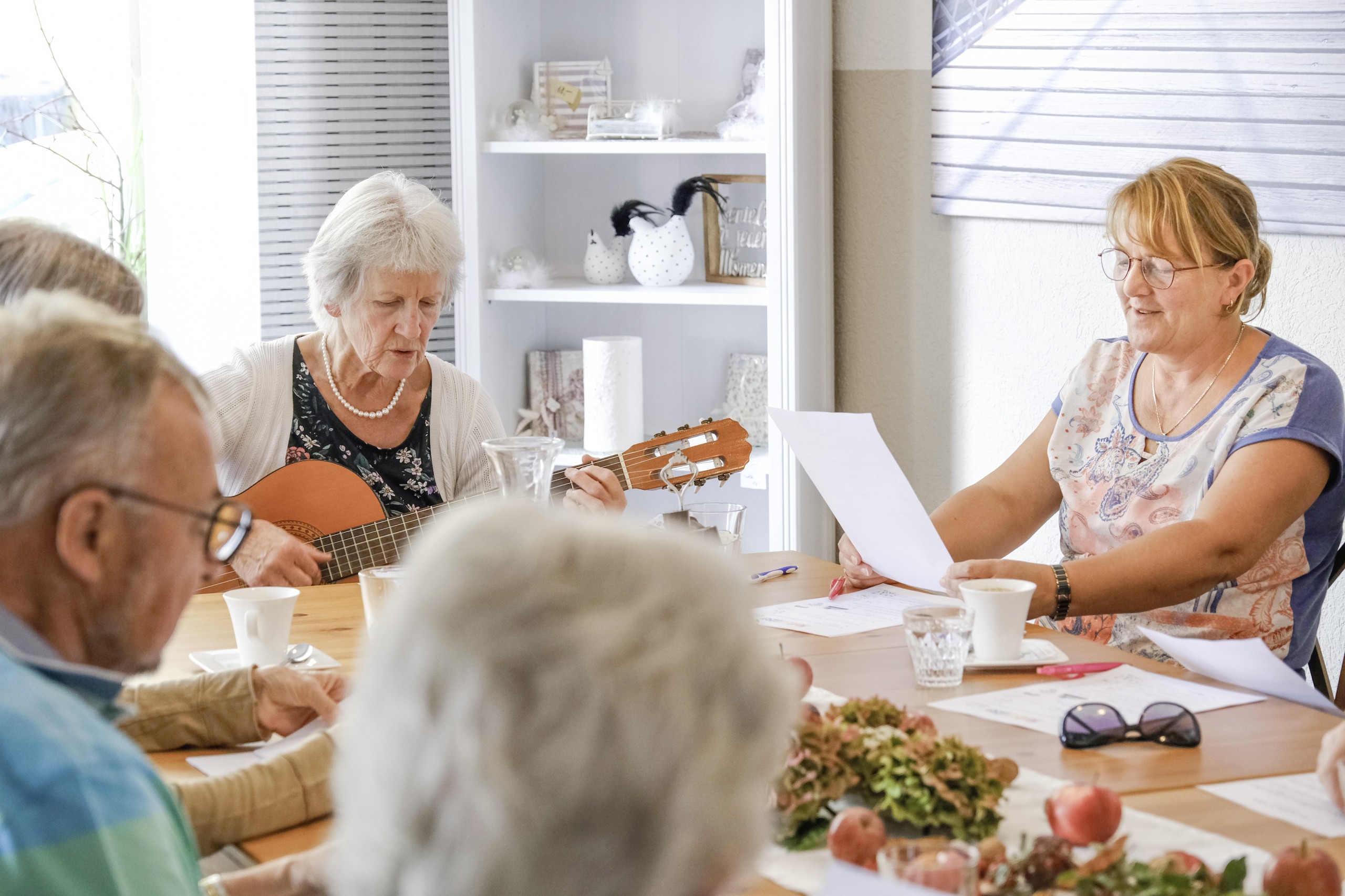 Maria Jutz (mit Gitarre) musiziert gelegentlich mit den Besuchenden des «Café Vergissmeinnicht» – zum Spass und um das Gedächtnis zu trainieren.