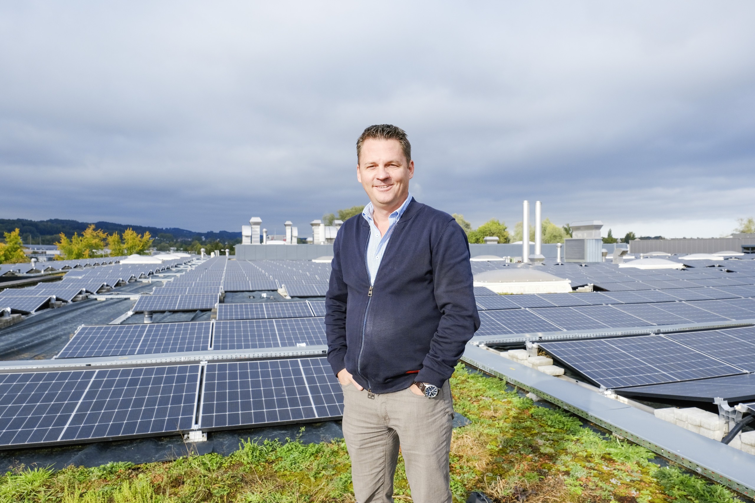 Franz Zwick, Geschäftsführer der Trunz Metalltechnik AG, zwischen den neu installierten Solar-Pannels der Trunz Holding AG.