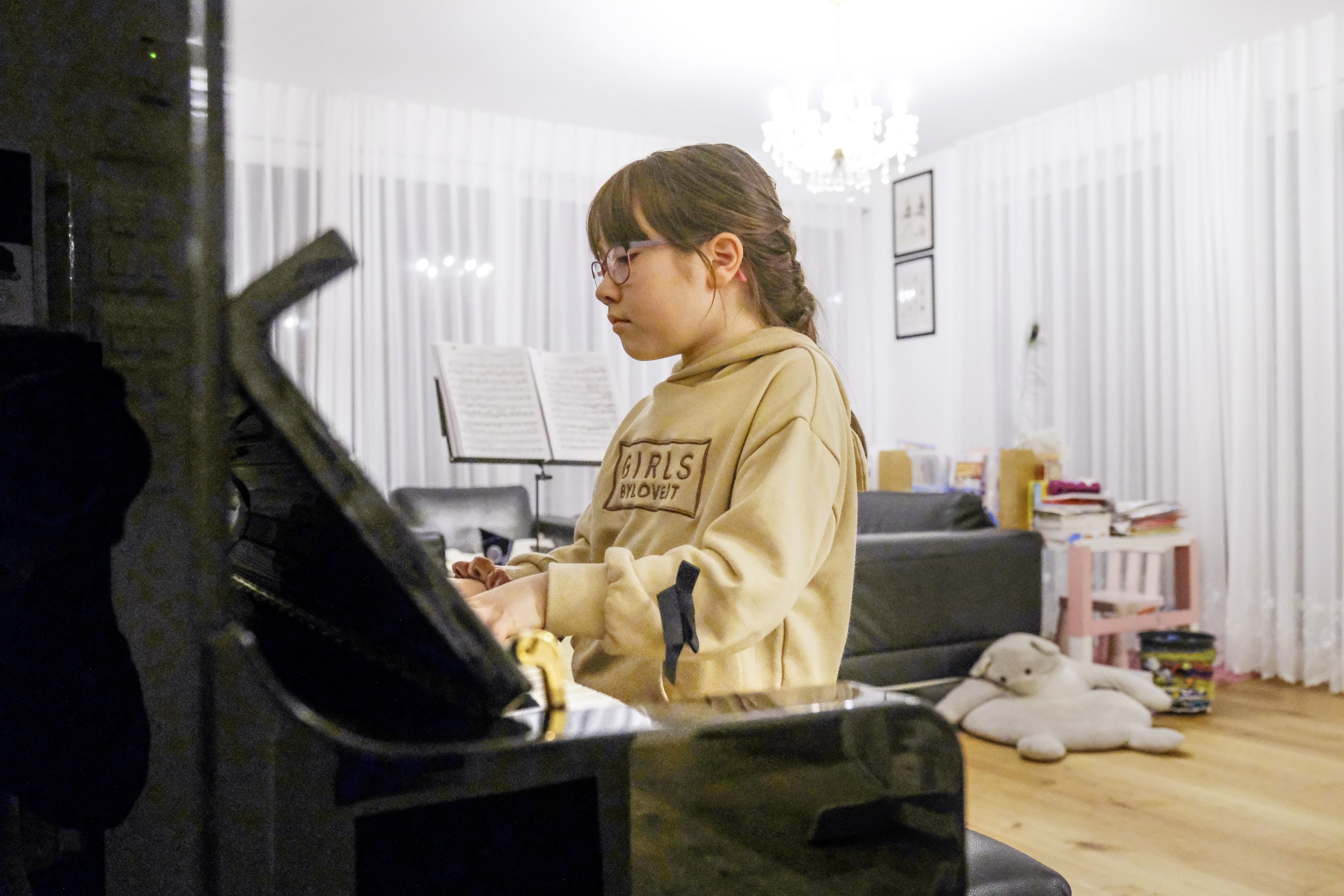 Sara Baty Kozu übt jeden Tag gut eine Stunde Klavier und eine Stunde Geige.