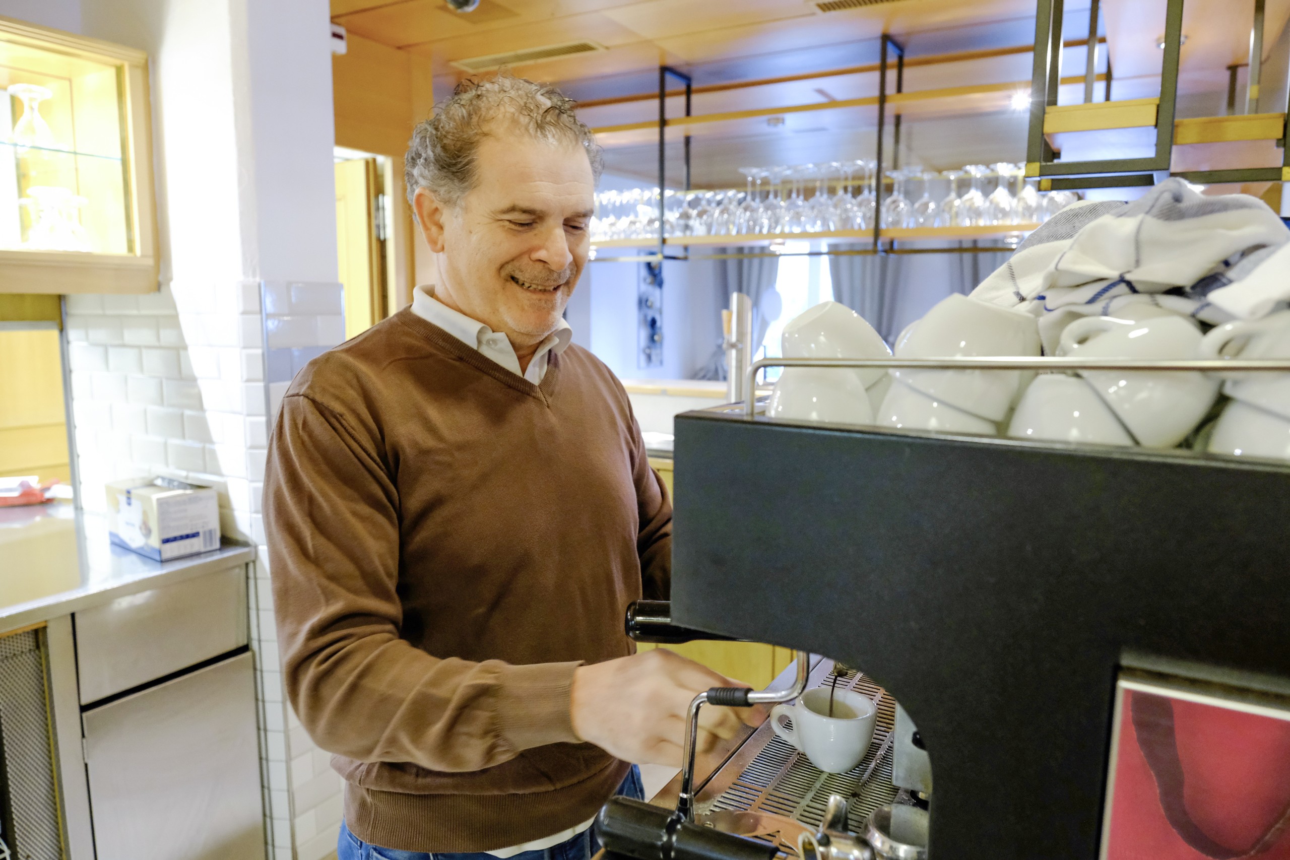 Danilo De Giorgi im «Il Fiore» – die Kaffeemaschine ist natürlich schon in Betrieb.