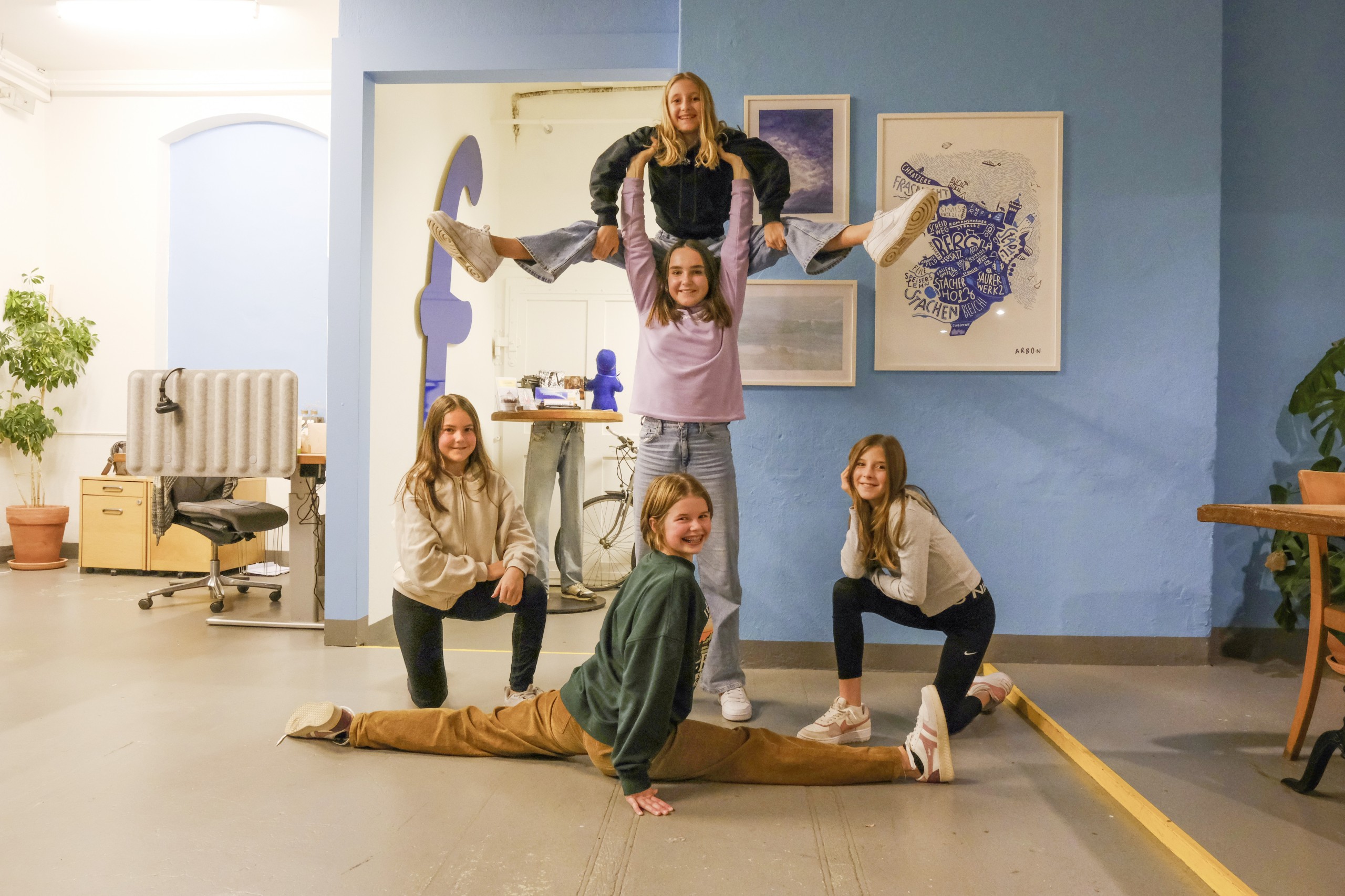 Wollen ihre Begeisterung für den Sport mit der «Sportfabrik» weitergeben: Maira (links), Yuna (Mitte oben), Alina (Mitte), Rahel (Mitte unten) und Lynn.