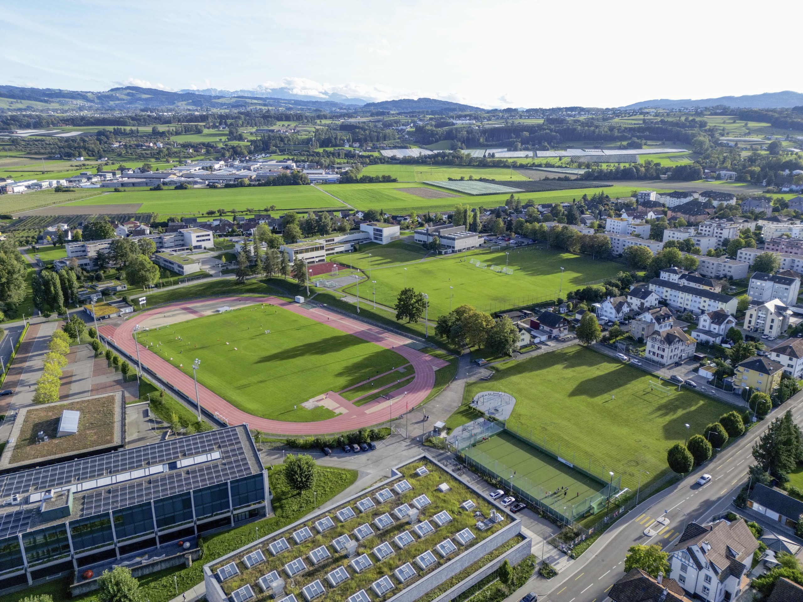 Das im Schatten der Bäume liegendende Naturrasen-Spielfeld hinten rechts soll durch einen Kunstrasen ersetzt werden.