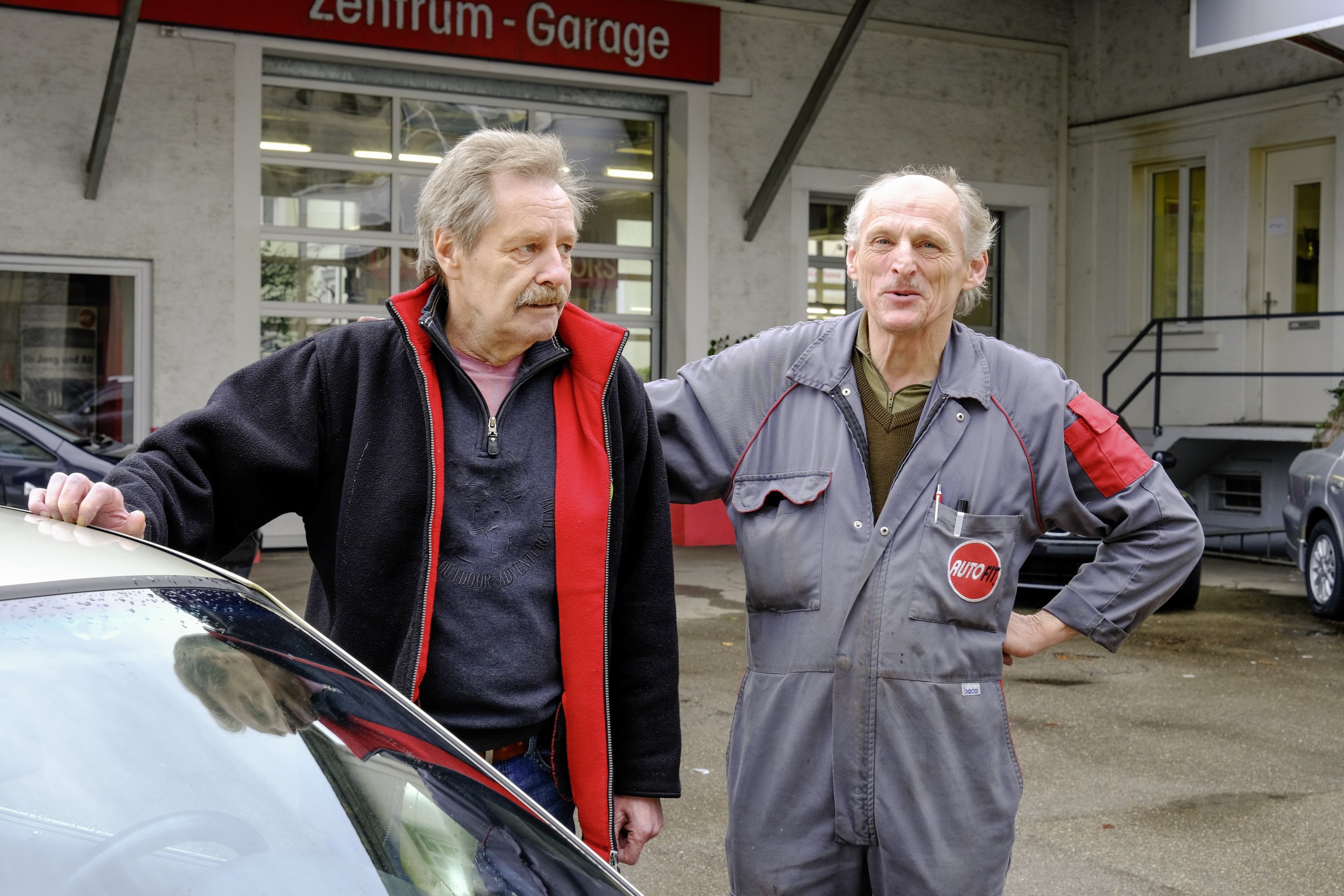 Niklaus Huser steht mit Hampi Fiedler, seinem ehemaligen Chef und langjährigen Weggefährten auf dem Parkplatz vor der Zentrums-Garage.