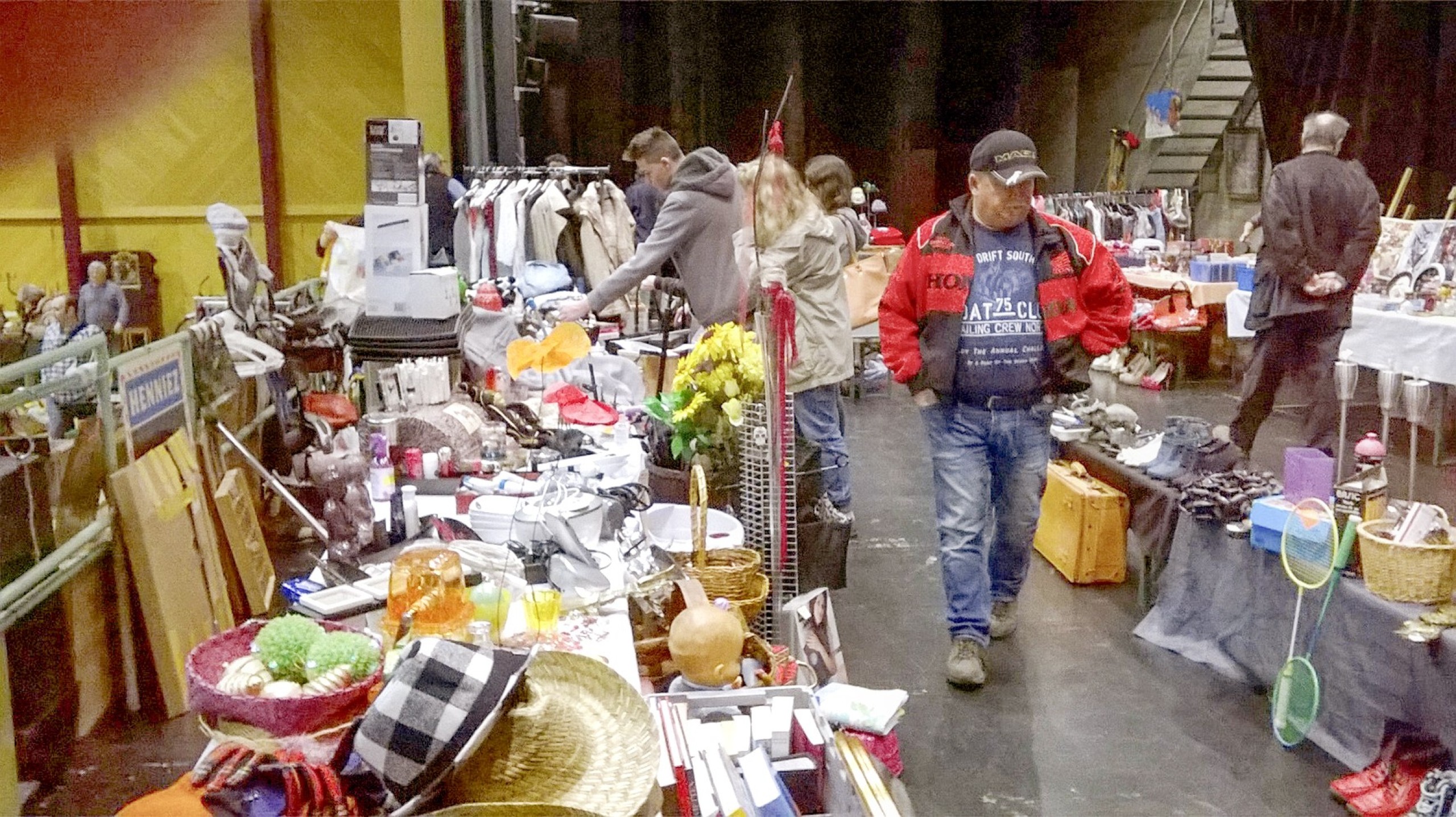 175 Ausstellende bieten ihre Waren am grossen Hallenflohmarkt im Seeparksaal in Arbon an.