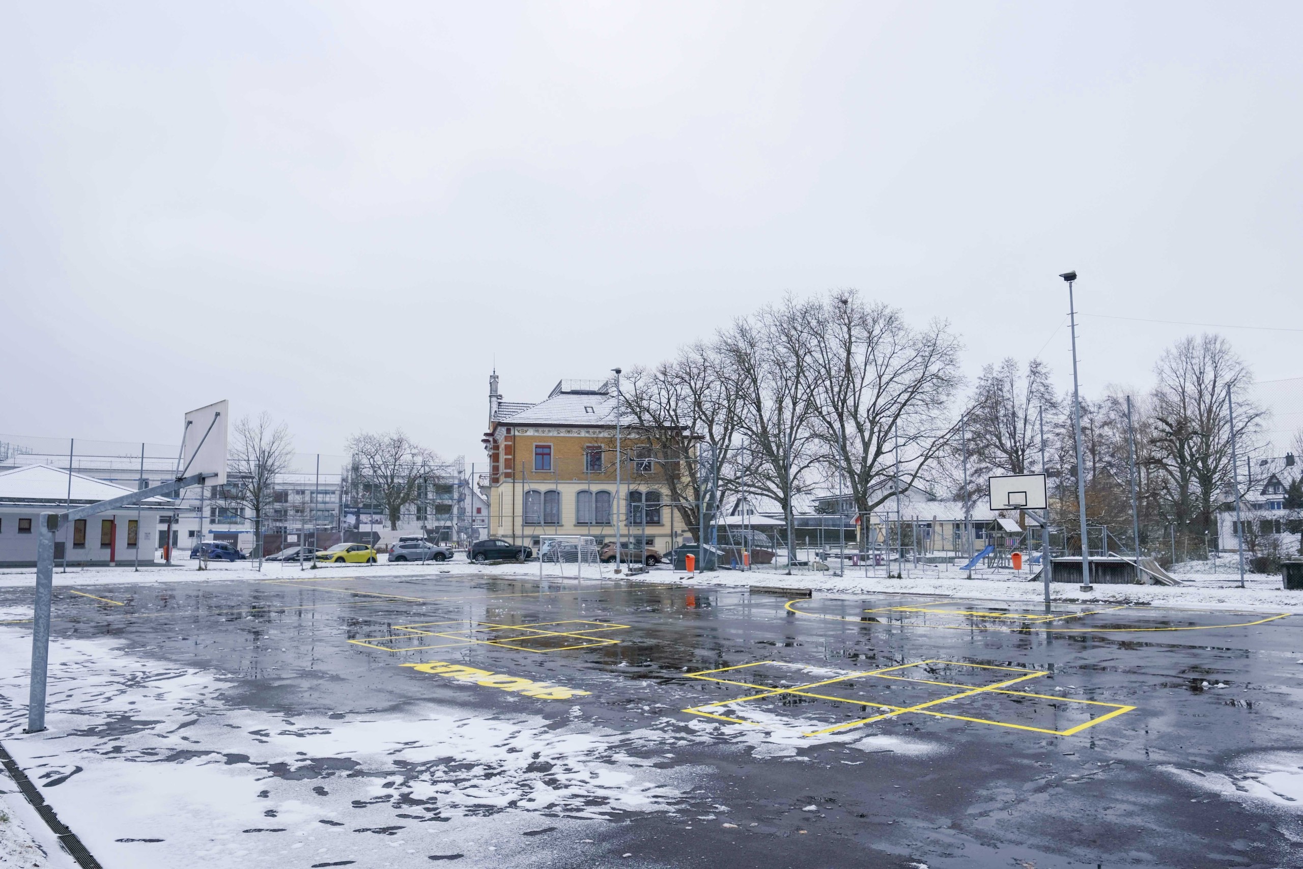 Auf dem Sportplatz Stachen gibt es frische Linierungen sowie neue Tore.