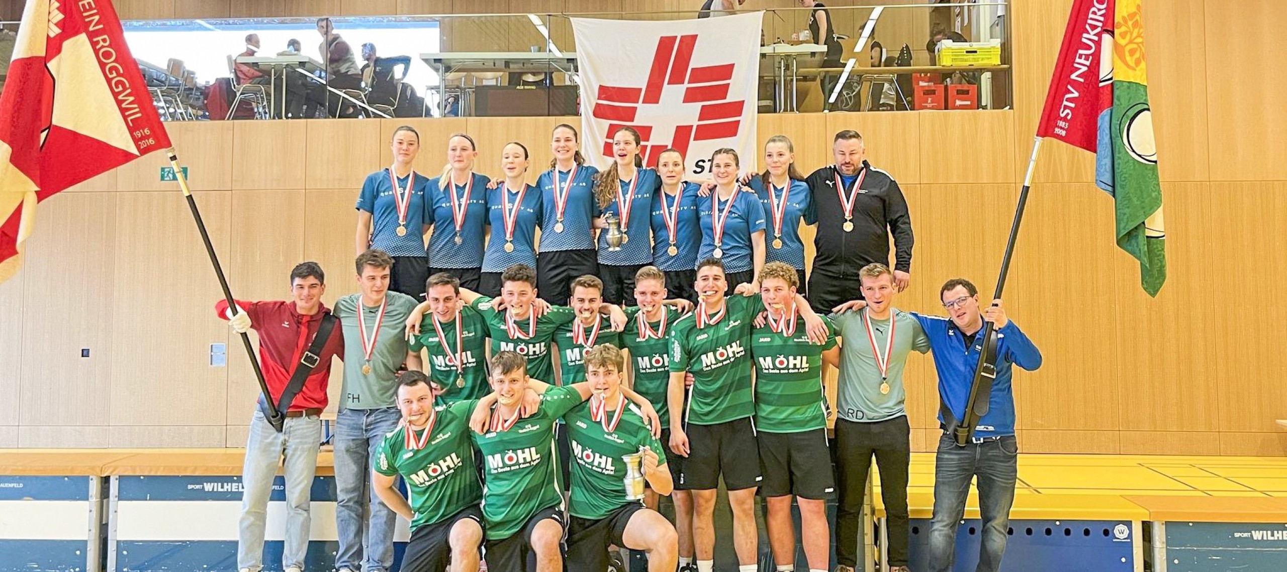 Die U21-Mannschaften der Turnvereine Roggwil und Neukirch-Egnach feiern den Schweizermeistertitel der KG Neukirch-Roggwil (Herren) und den 7. Platz der KG Roggwil-Neukirch (Damen).
