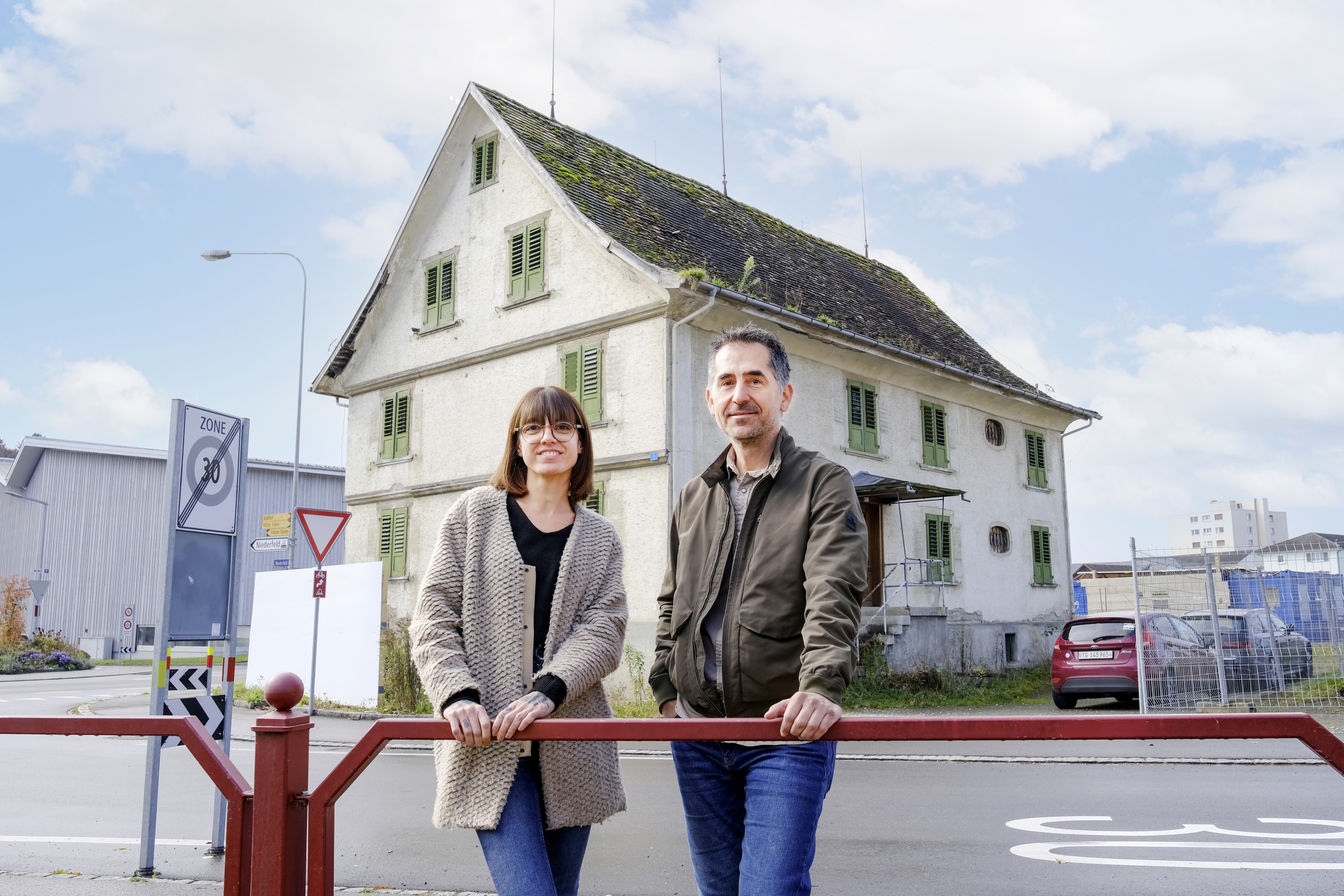 Das Bild zeigt Sara und José Moreno 2021 vor ihrer Liegenschaft in Stachen. Inzwischen hat die Überbauung der Tecti AG hinter ihrem Haus längst Form angenommen. Ihr Baugesuch hingegen liegt erst seit letzter Woche auf.