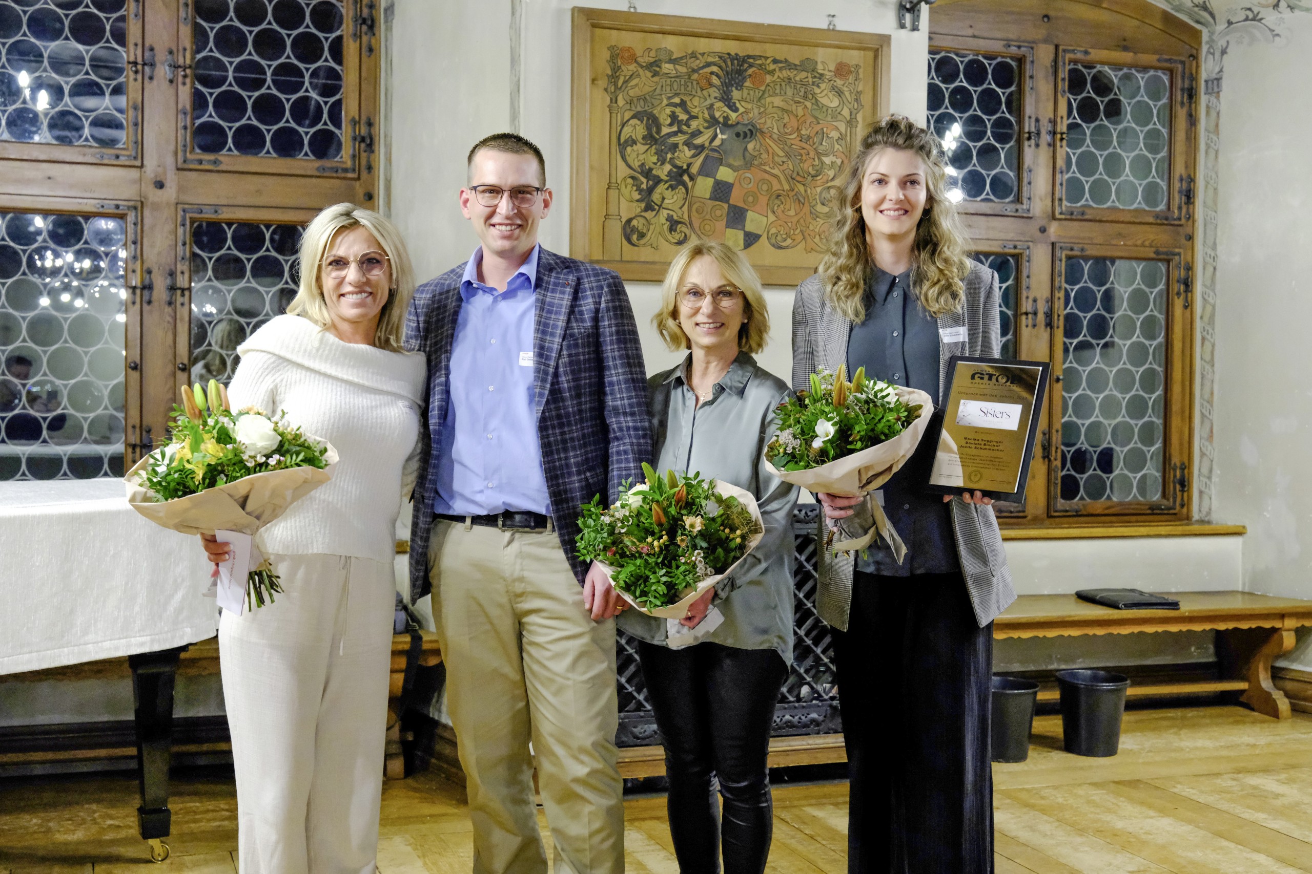 Den «Sisters» stand die Freude über die unerwartete Auszeichnung ins Gesicht geschrieben (v.l.): Daniela Bischof, GTOB-Präsident Ralf Geisser, Monika Segginger und Joëlle Schuhmacher.