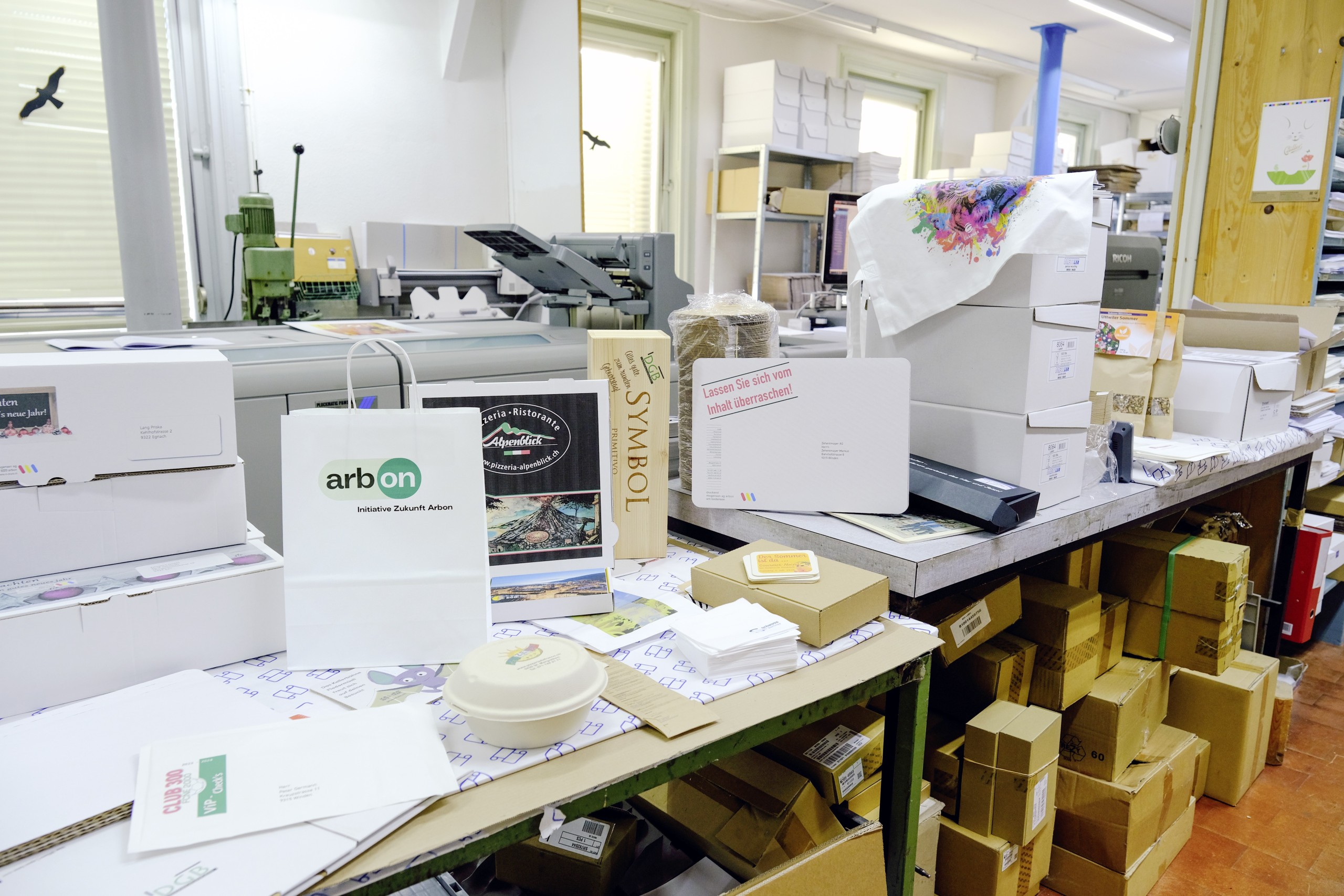 Taschen, Weinkisten, Papiersäcke, wattierte Couverts – ist das Material tintentauglich kann es die neue Maschine der Druckerei Mogensen bedrucken.