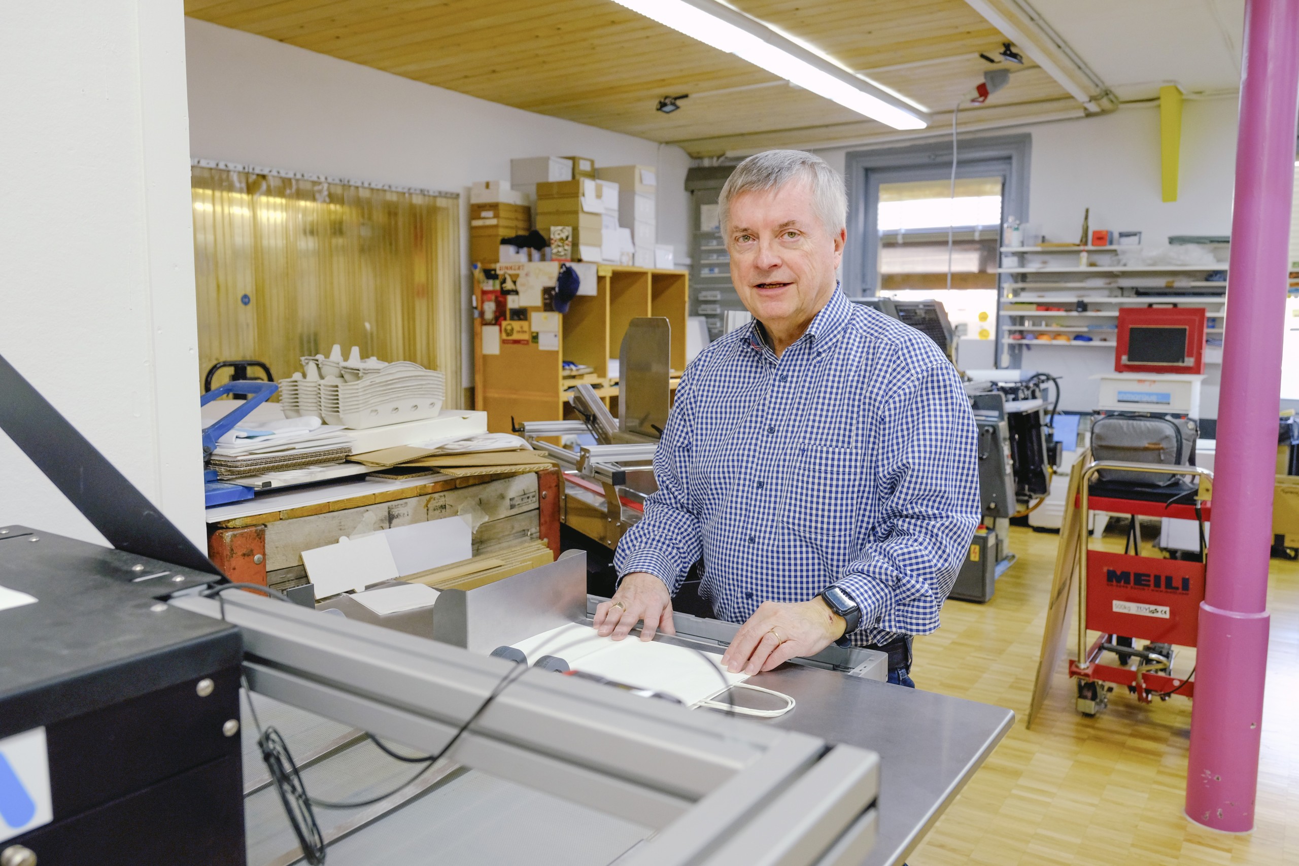 Erwin Steiner vor seiner neusten Druckmaschine. Auf die speziell nach seinen Wünschen umgebaute Maschine hat er über ein halbes Jahr gewartet.