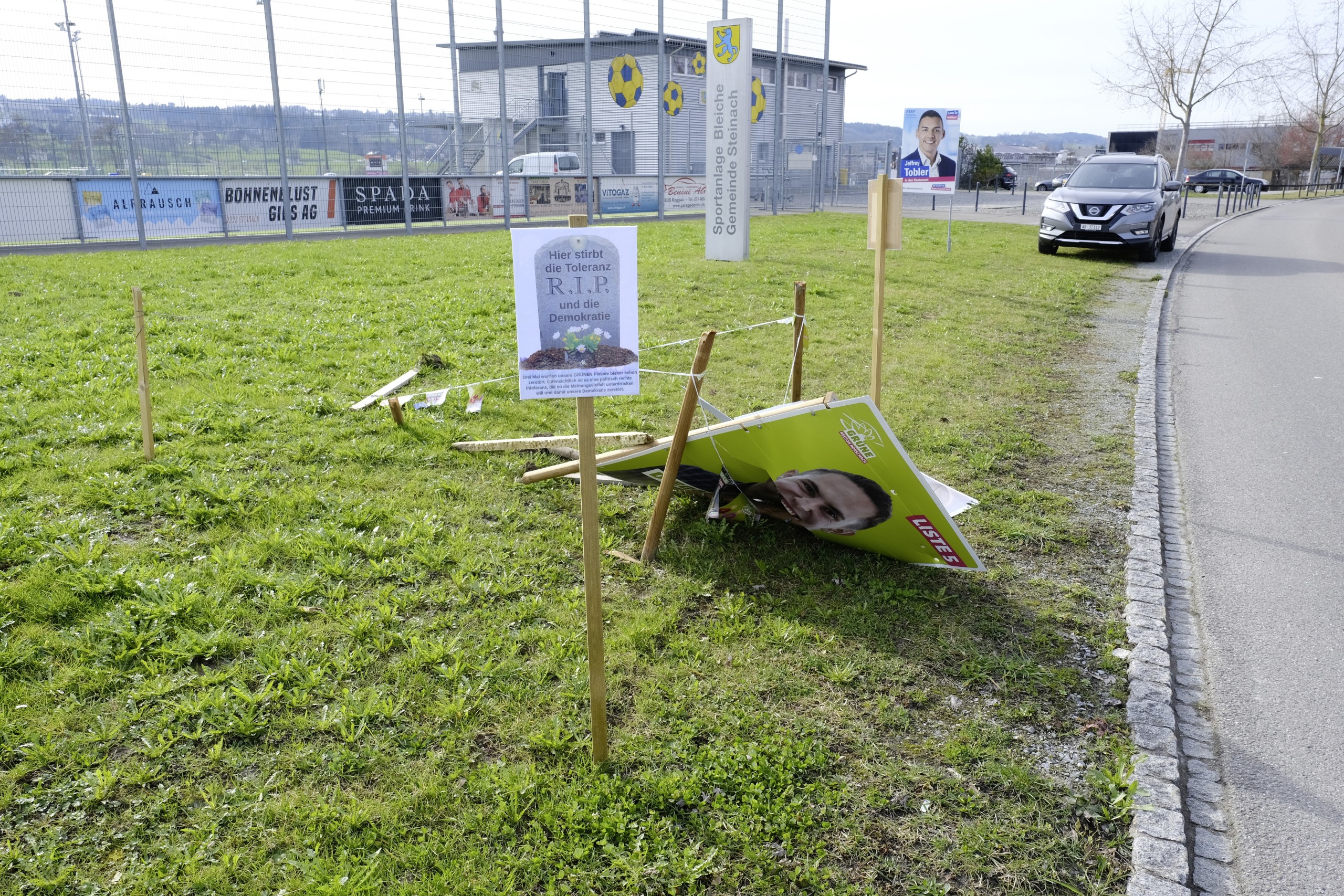 Die Wahlplakate der Grünen liegen erneut am Boden.
