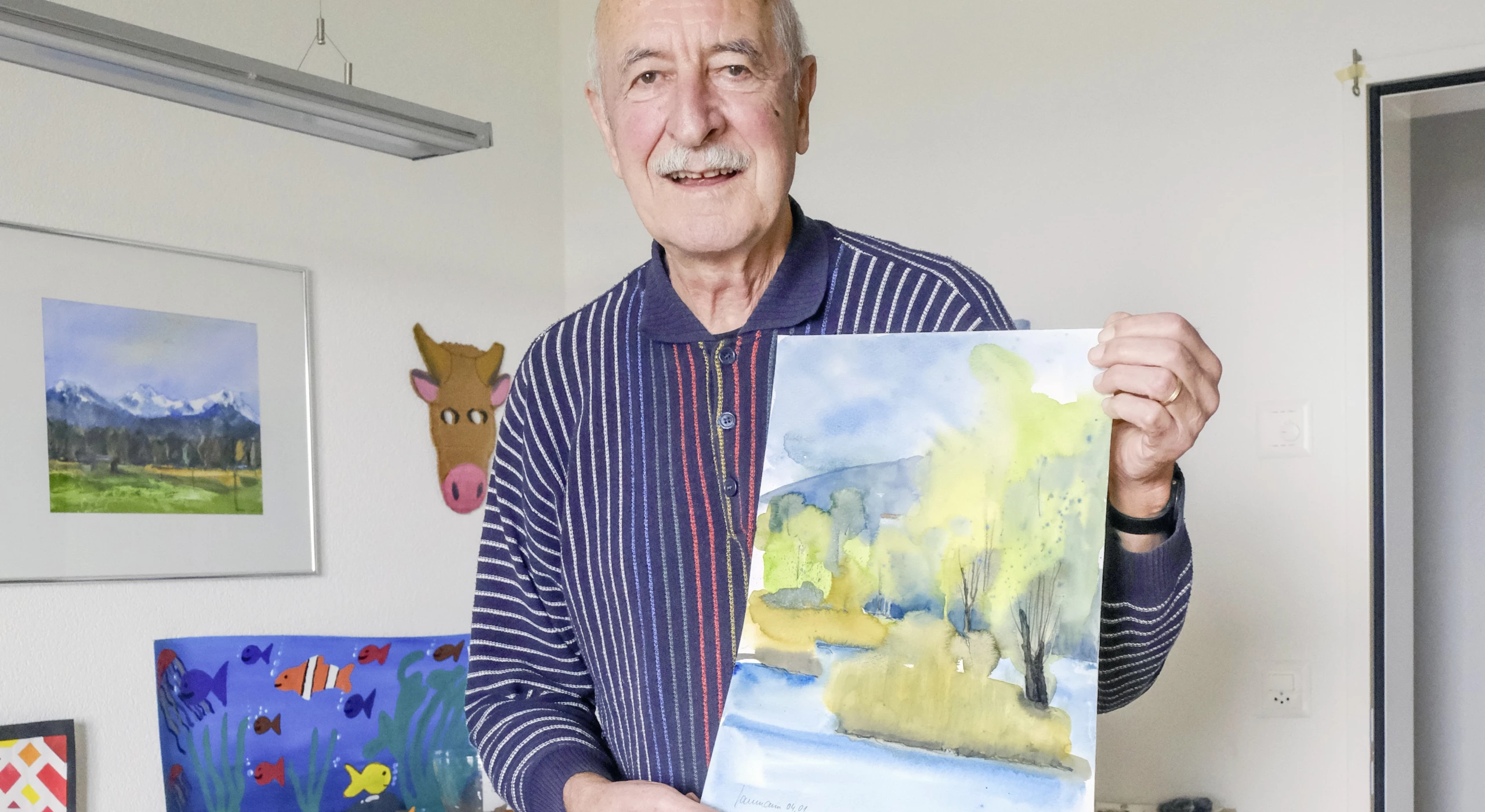 Peter Baumann in seinem Atelier in Arbon. Auf dem Arbeitstisch stehen Werke seiner Enkelkinder