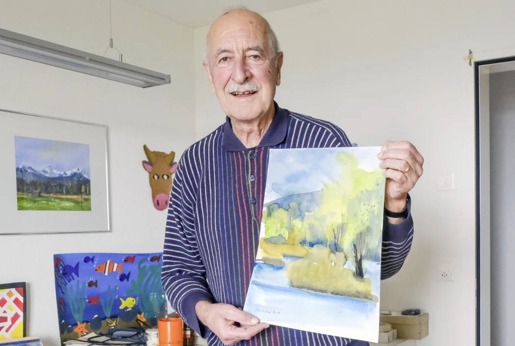 Peter Baumann in seinem Atelier in Arbon. Auf dem Arbeitstisch stehen Werke seiner Enkelkinder