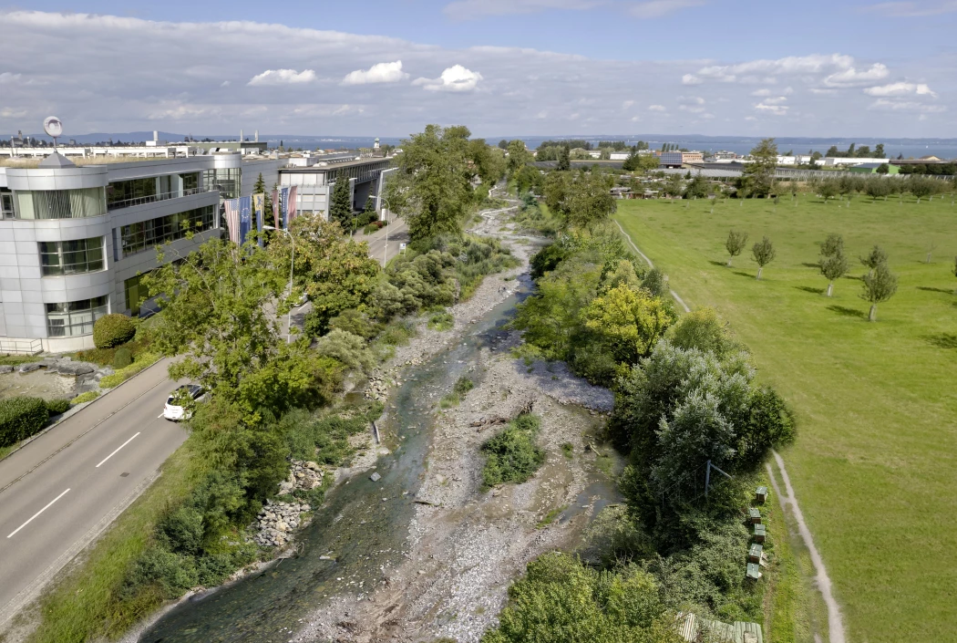 Der Blick in die Zukunft: Das Bild zeigt eine fotorealistische Visualisierung des Bachlaufs der Steinach, wie er dereinst nach den Renaturierungsmassnahmen aussehen könnte.
