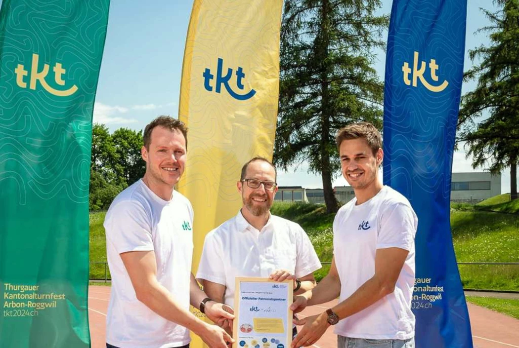 Stadtrat Daniel Bachofen (Mitte) nimmt im Namen der Stadt Arbon von Ralph Wattinger (l.) und Christoph Anrig (r.) die Patronatspartner-Urkunde entgegen.