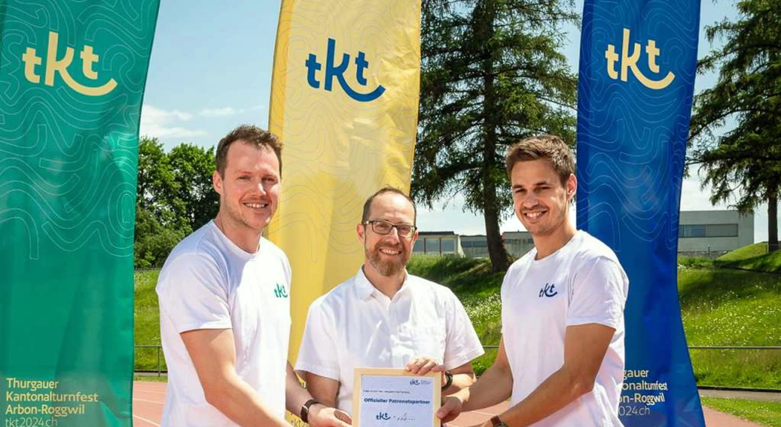 Stadtrat Daniel Bachofen (Mitte) nimmt im Namen der Stadt Arbon von Ralph Wattinger (l.) und Christoph Anrig (r.) die Patronatspartner-Urkunde entgegen.