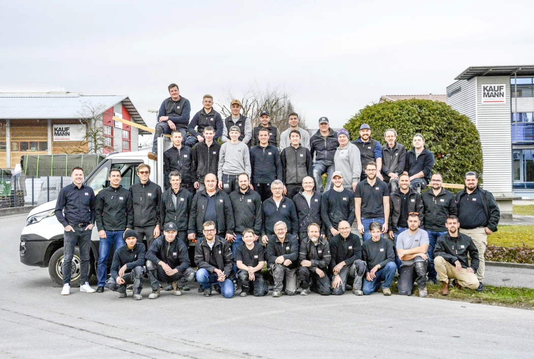 Ralph Wattinger und Rico Kaufmann (Inhaber / CEO) (1. und 2.v.l.) mit dem Team Roggwil / Arbon auf der Grenzstrasse zwischen dem bestehenden Standort in Roggwil und dem neuen in Arbon.