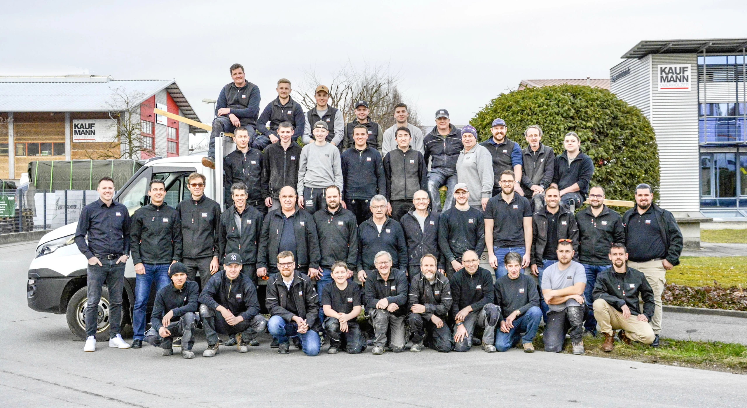 Ralph Wattinger und Rico Kaufmann (Inhaber / CEO) (1. und 2.v.l.) mit dem Team Roggwil / Arbon auf der Grenzstrasse zwischen dem bestehenden Standort in Roggwil und dem neuen in Arbon.