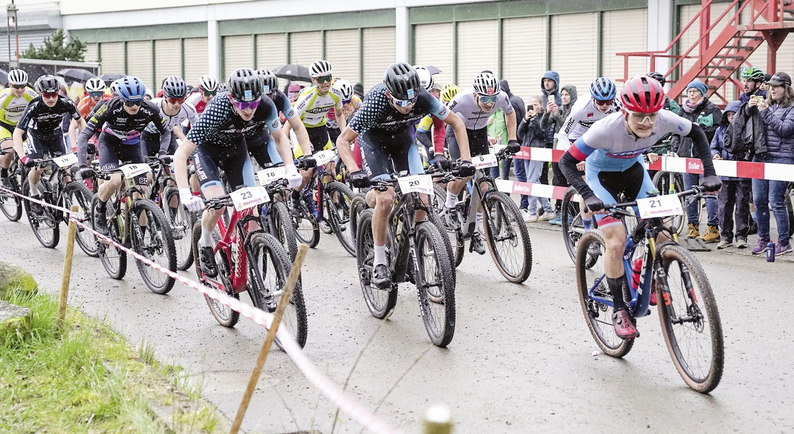 Beim Start der Kategorie U19 im Jahr 2023 waren Bike-Nachwuchstalente zu sehen.